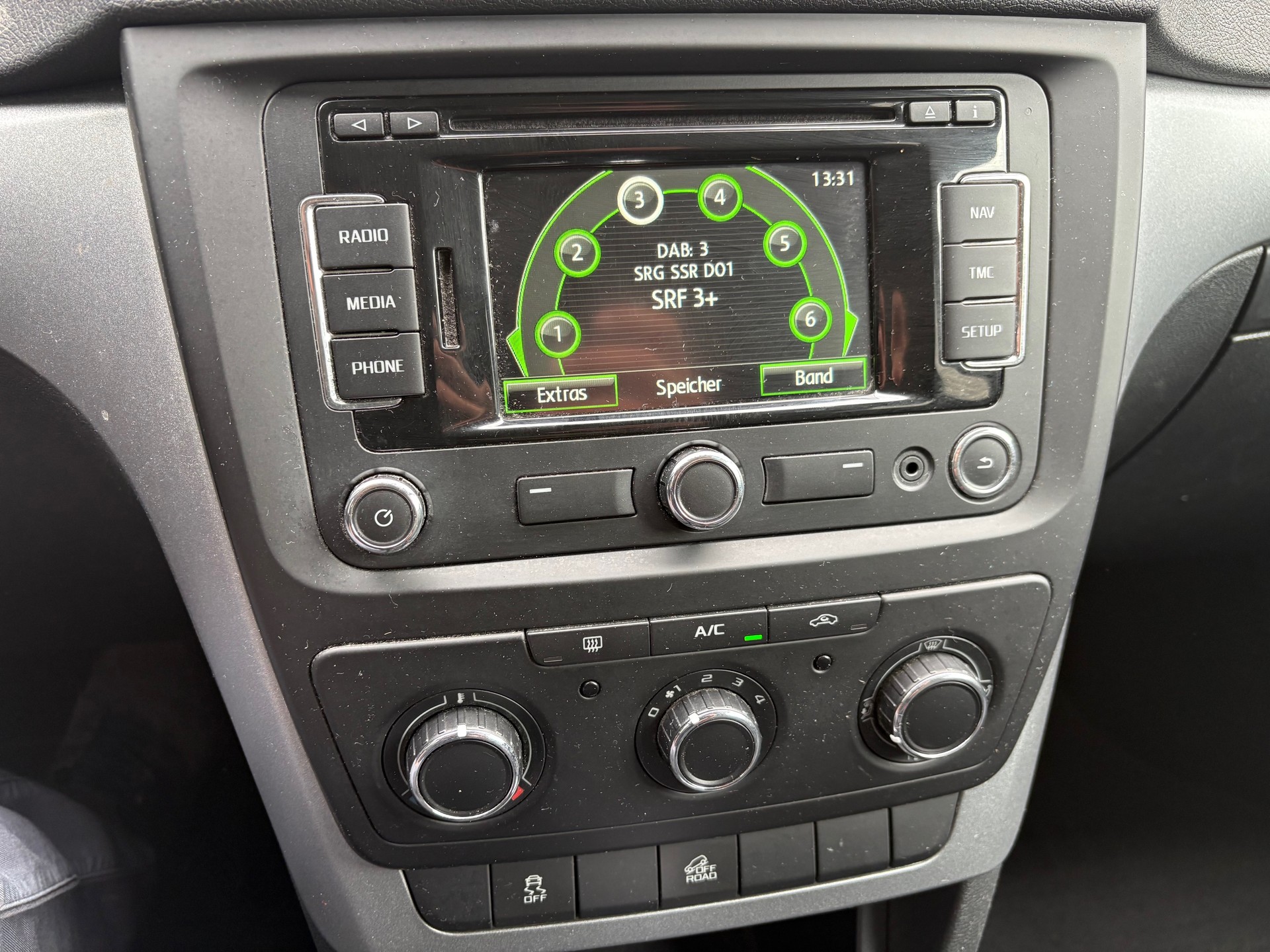 SKODA Yeti 1.8 TSI Active 4x4 DSG-image-5