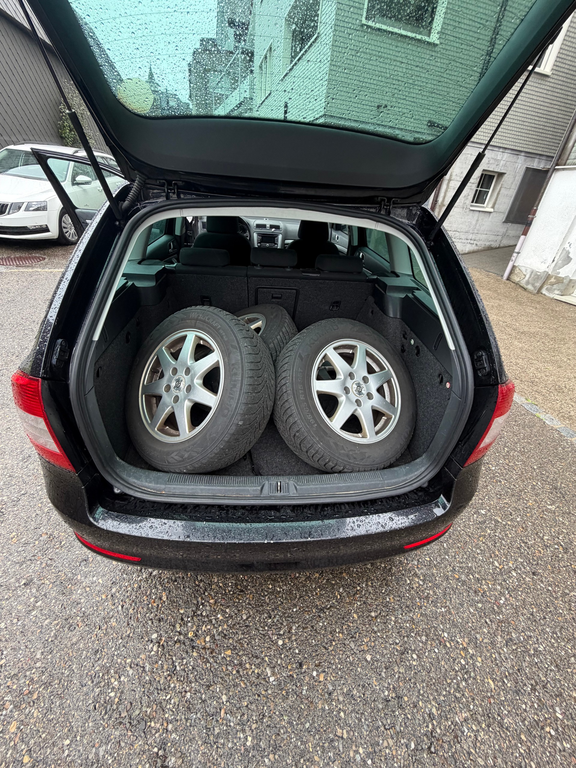 SKODA Octavia Combi 1.6 TDI Ambition 4x4-image-12