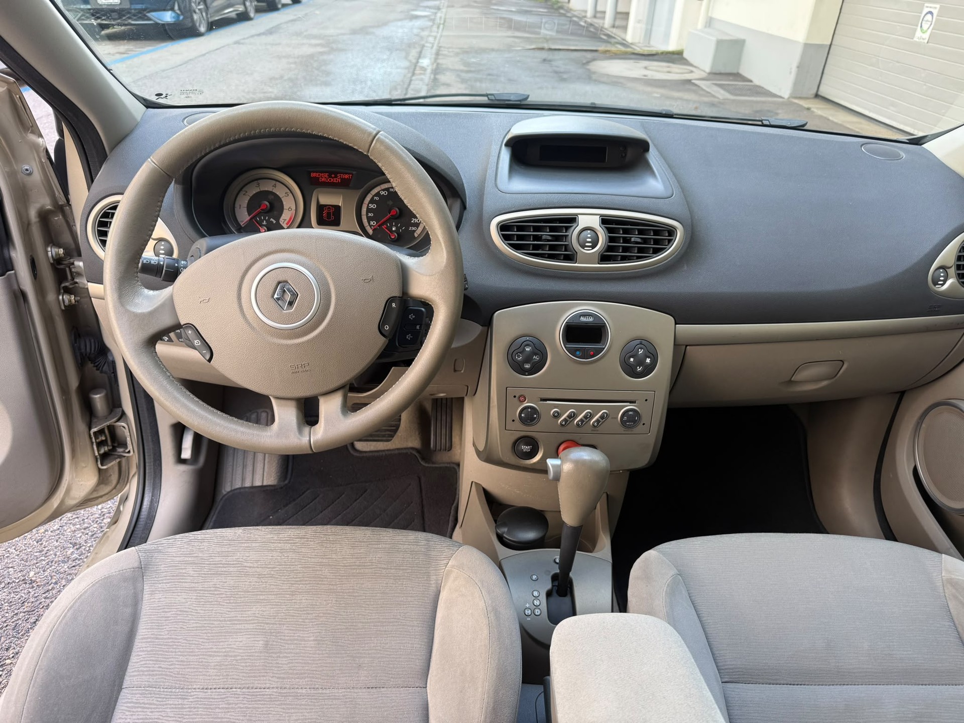 RENAULT Clio 1.6 16V Privilège-image-6