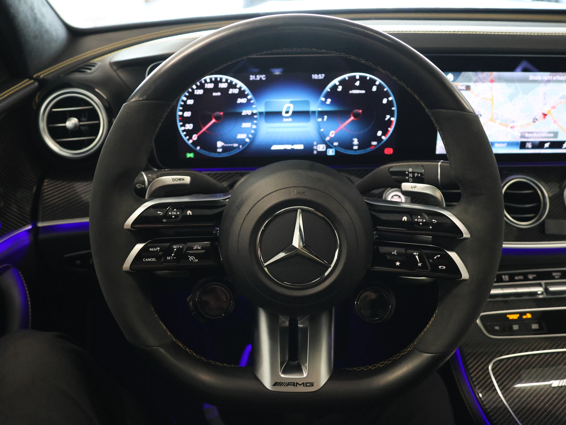 MERCEDES-BENZ AMG E 63 S 4Matic+ Speedshift 9G-TCT *Panorama*Carbon*Schalensitze*Burmester*-image-15