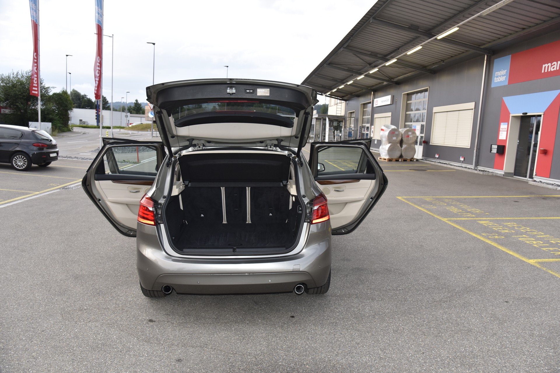 BMW 225i Active Tourer Luxury Line Steptronic-image-2