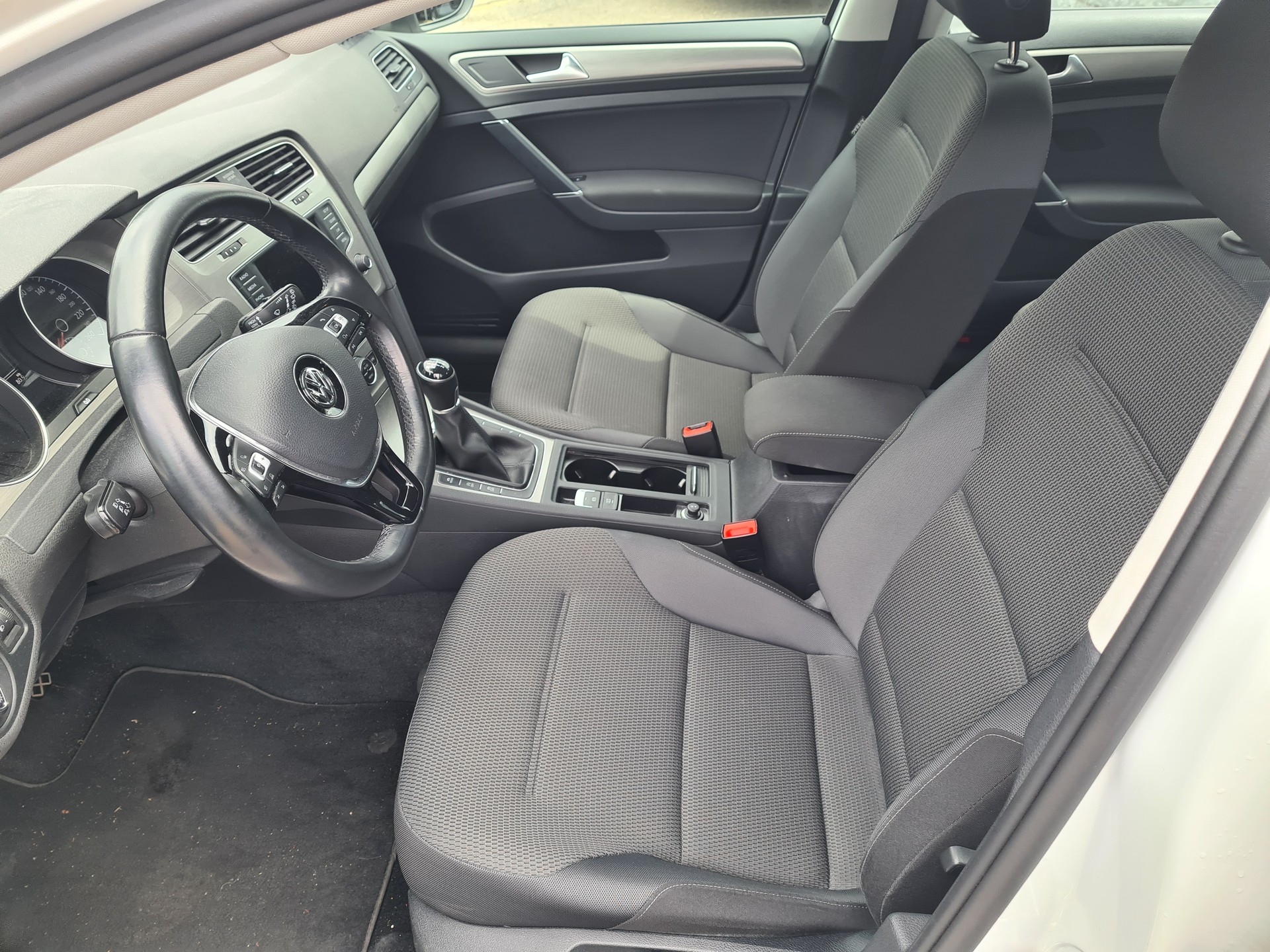 VW Golf Variant 1.6 TDI Comfortline 4Motion-image-8