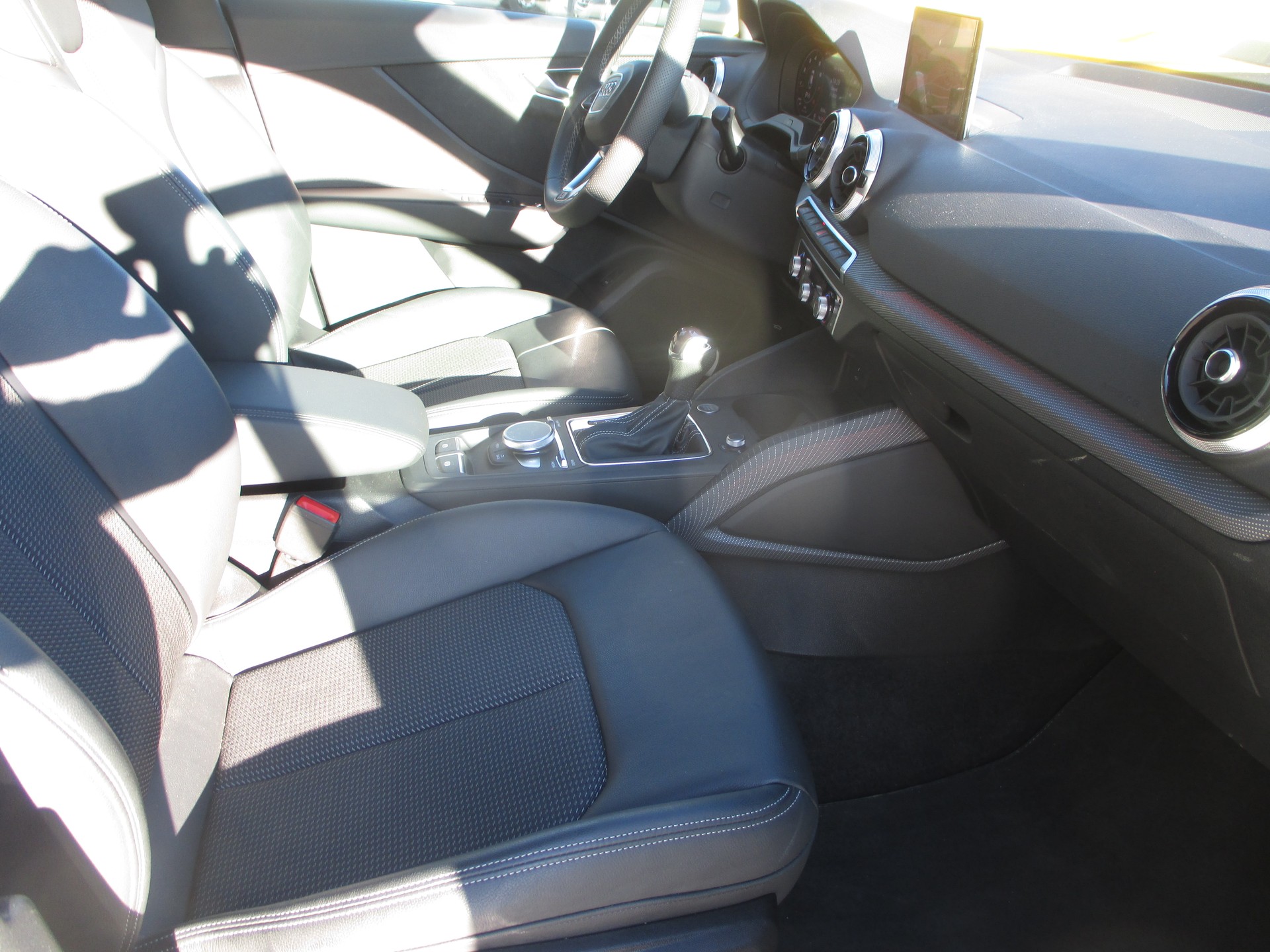 AUDI Q2 35 TFSI S line S-tronic-image-15