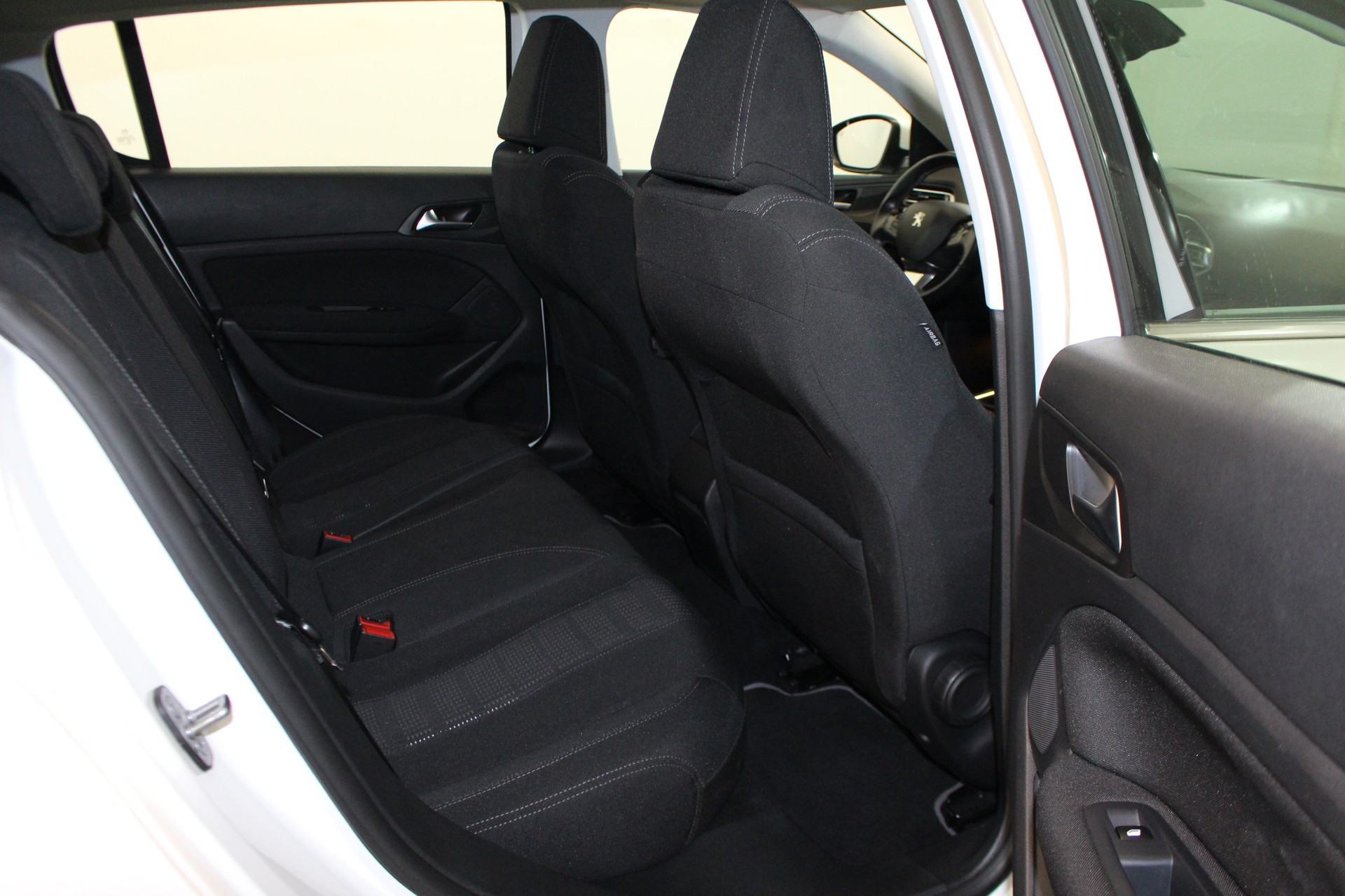 PEUGEOT 308 1.2 PureTech 130 Allure S/S-image-9