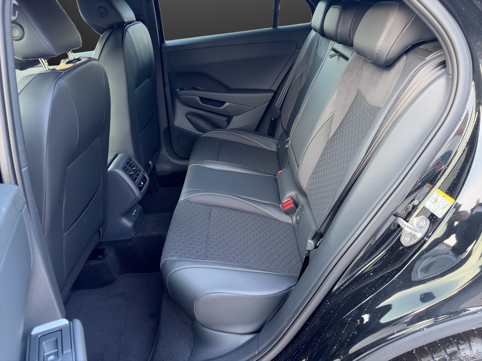 VW T-Roc 1.5 eTSI mHEV R-Line DSG-image-8
