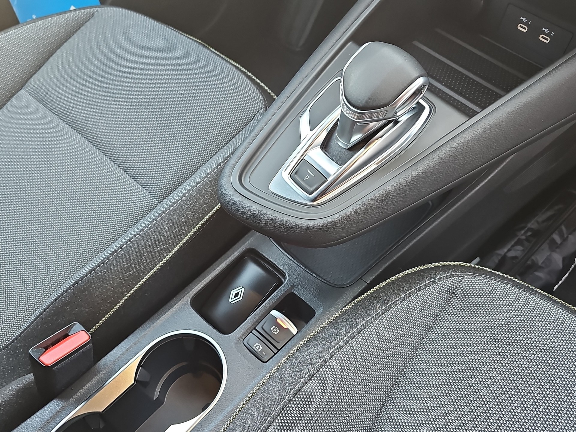 RENAULT Captur 1.6 E-Tech 145 Techno DHT-image-23