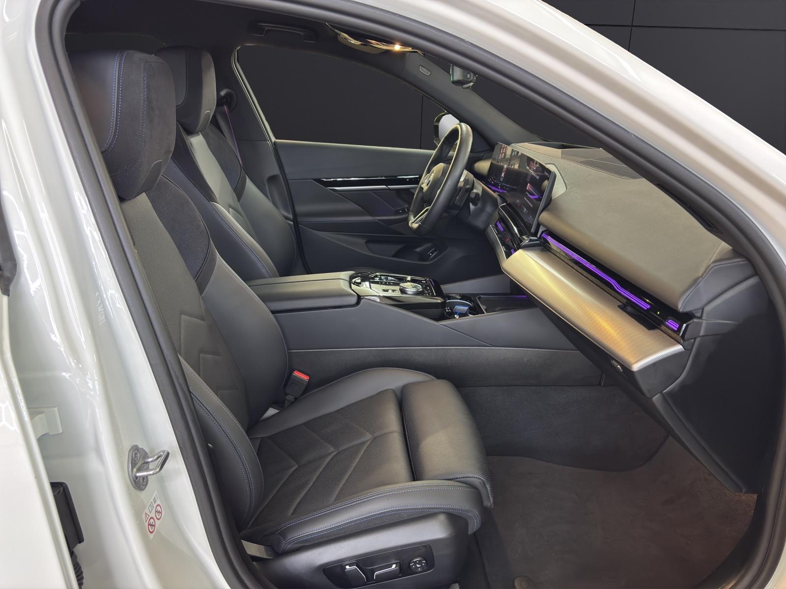 BMW 520d xDrive Touring-image-14