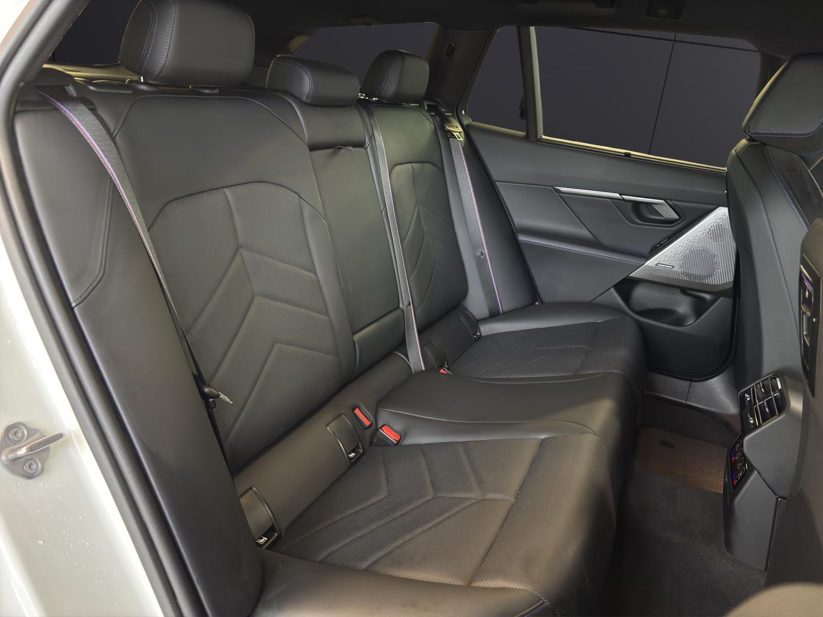 BMW 520d xDrive Touring-image-13