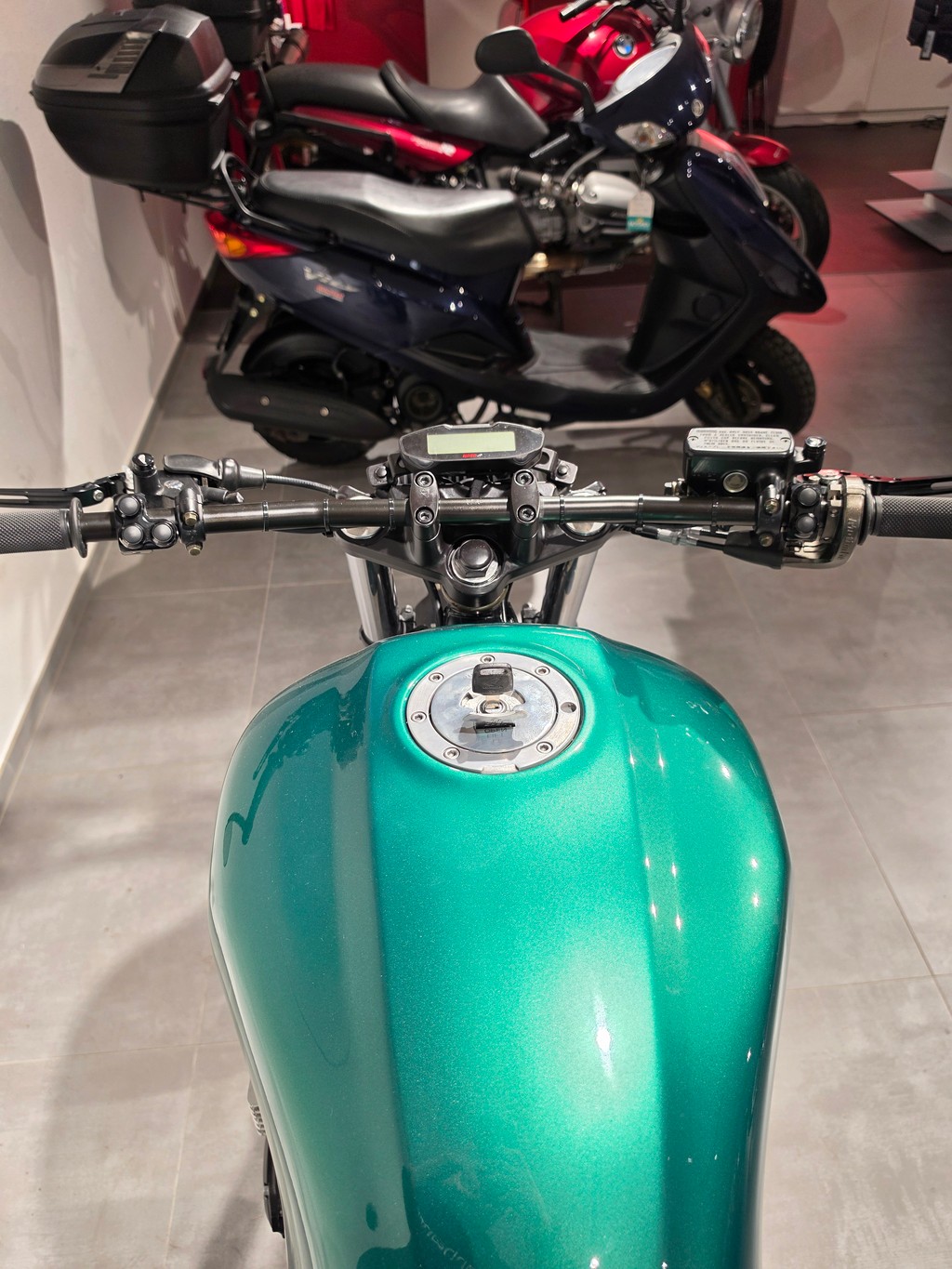 HONDA CB 750 F2 Seven Fifty-showroom-element-3