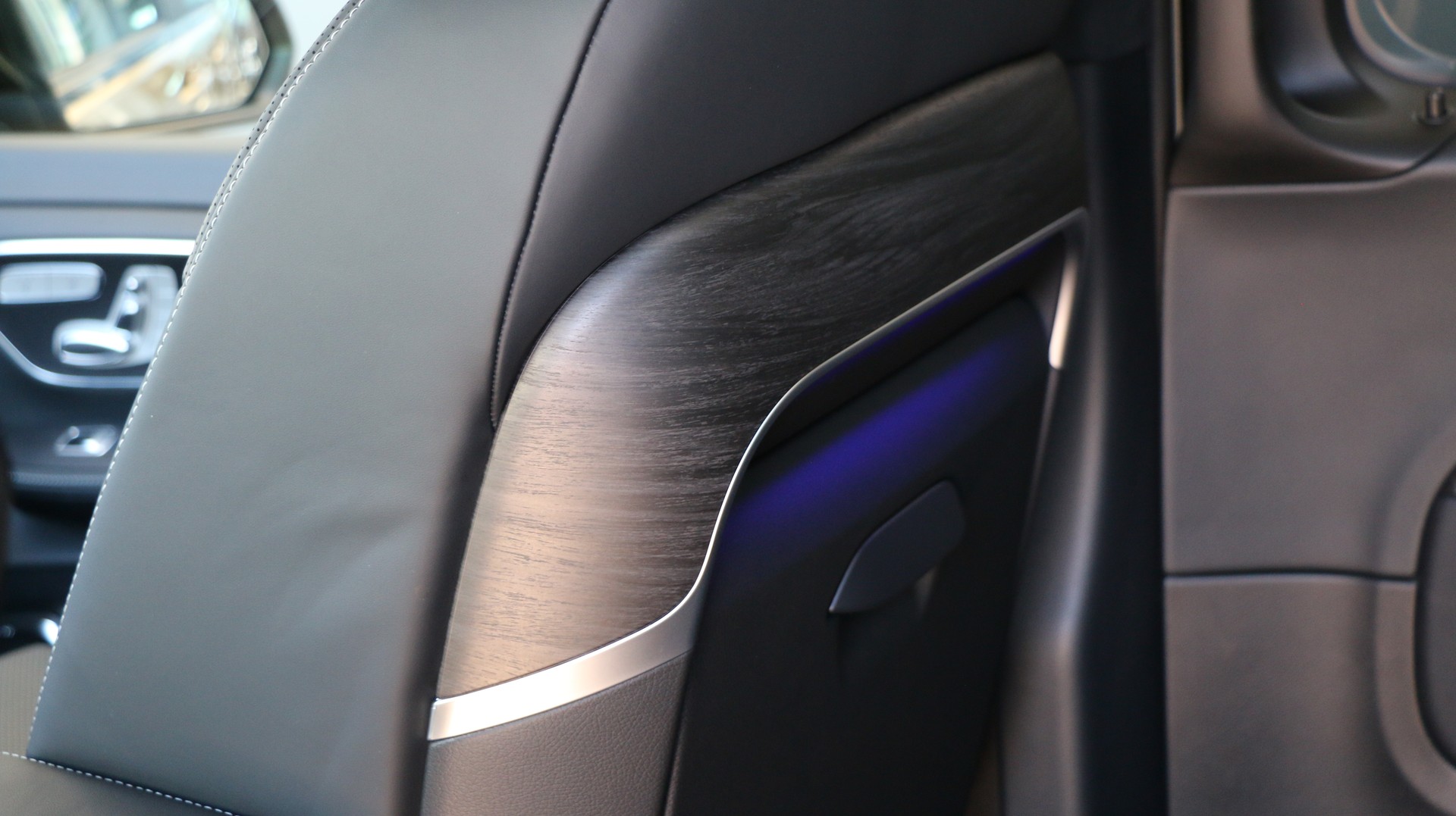 MERCEDES-BENZ V 300 d EXCLUSIVE Swiss Edition-image-13