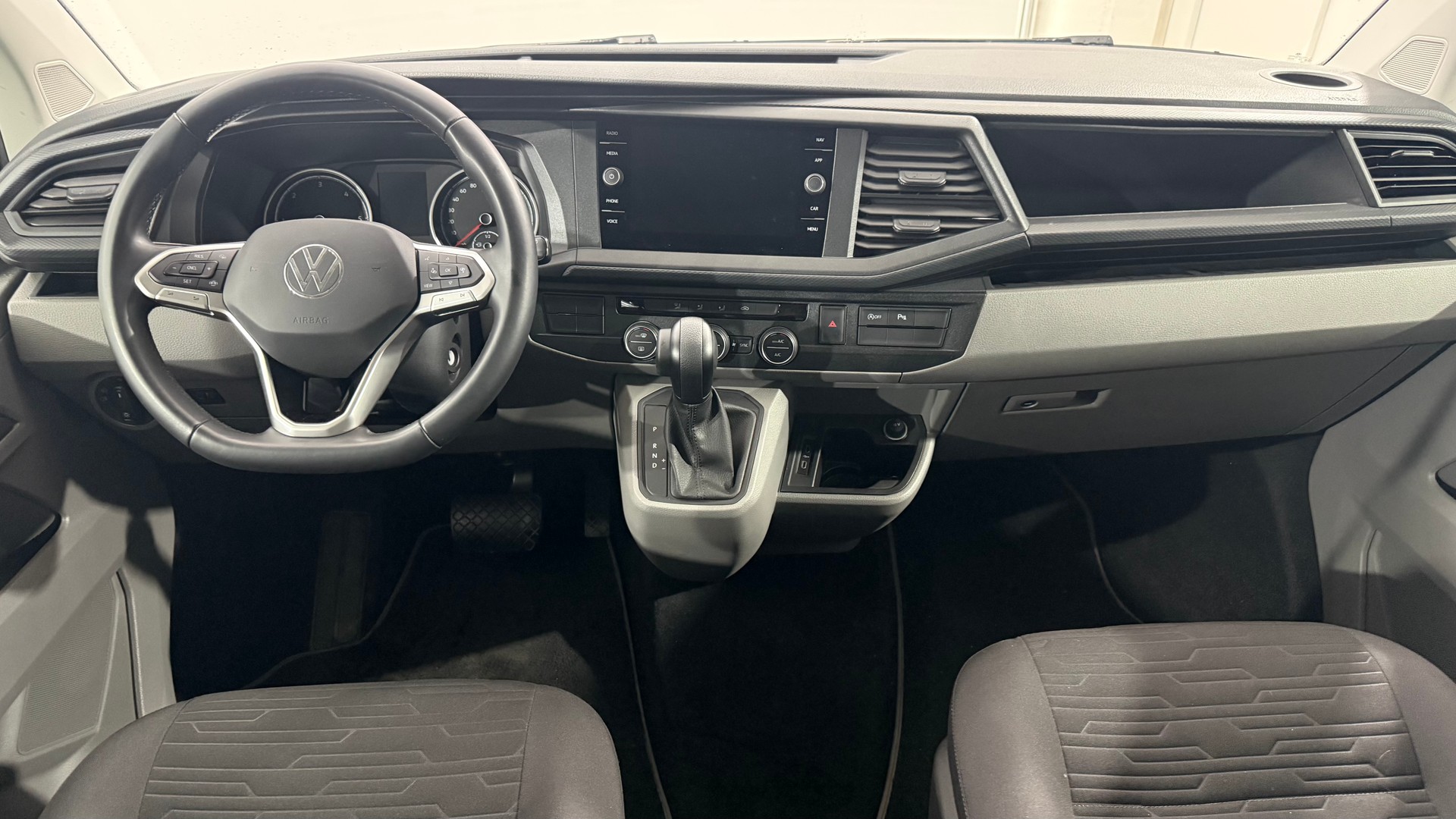VW T6.1 Caravelle 3000 2.0 TDI 15-image-14