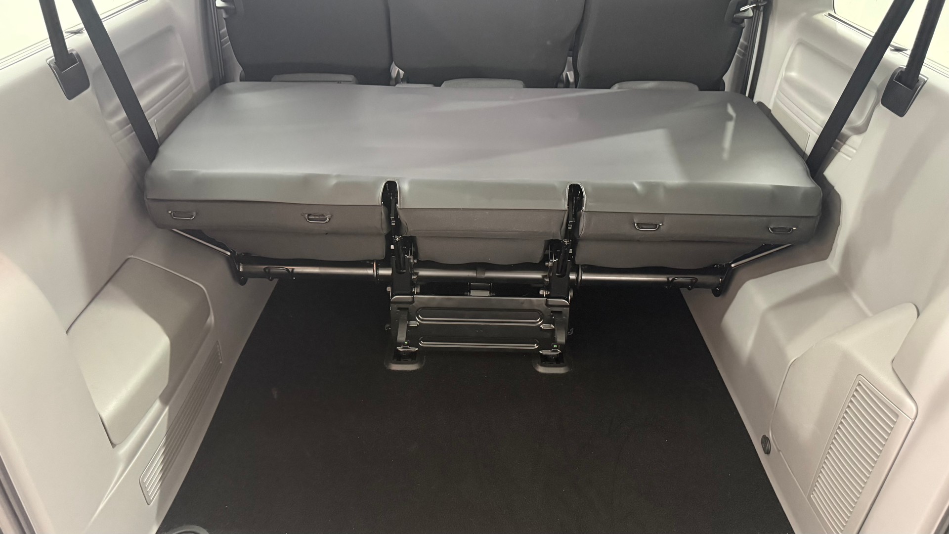 VW T6.1 Caravelle 3000 2.0 TDI 15-image-8
