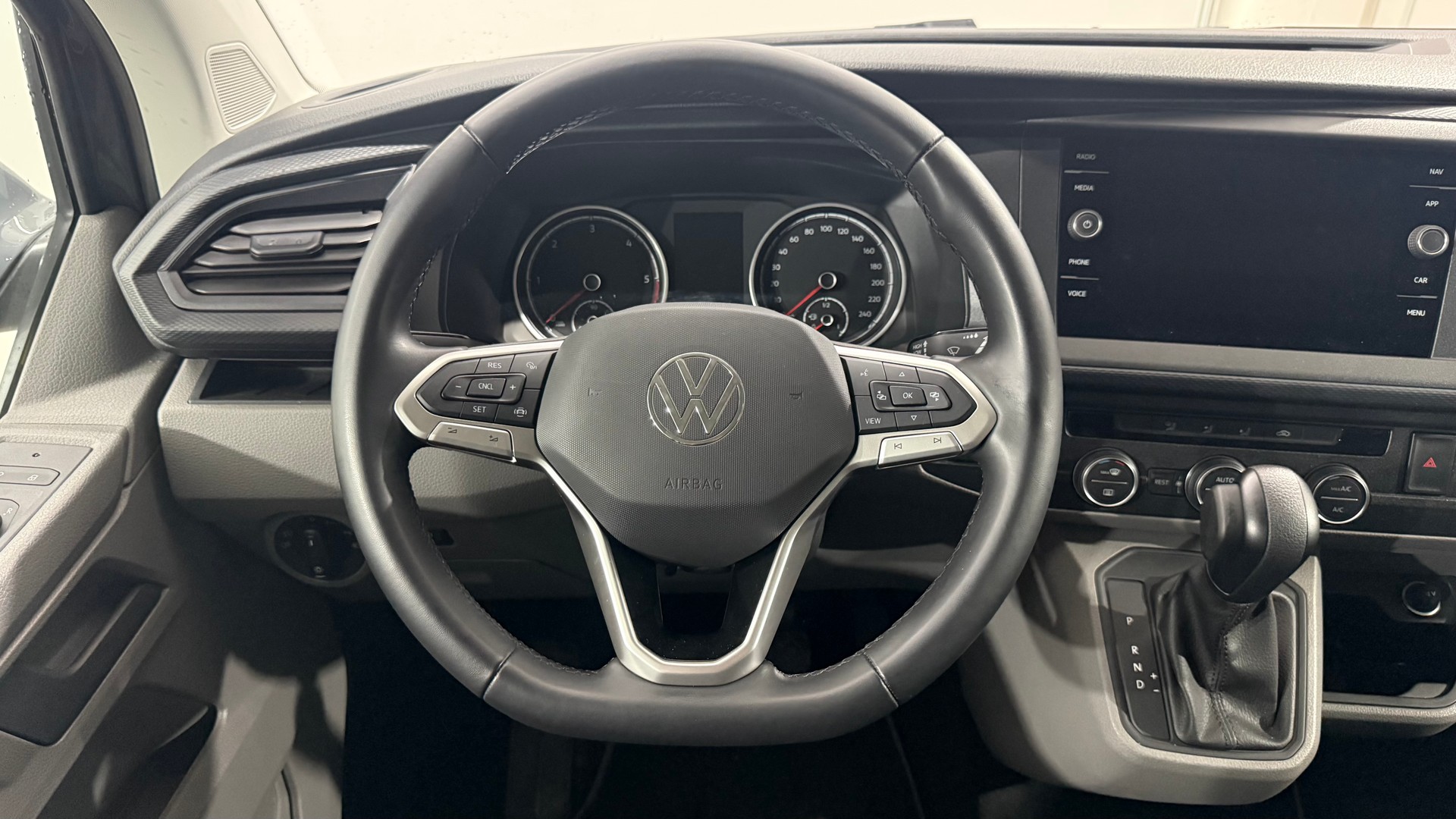 VW T6.1 Caravelle 3000 2.0 TDI 15-image-13