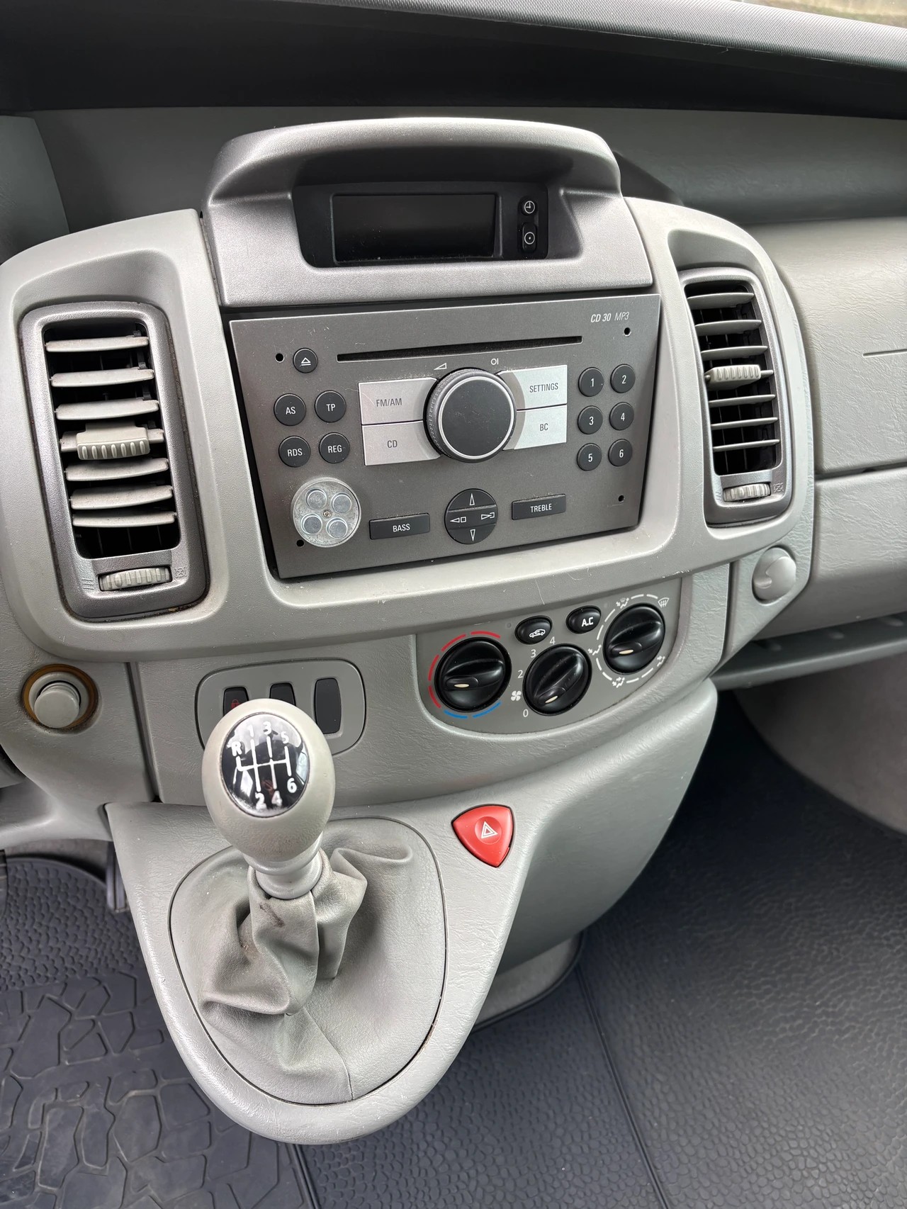OPEL Vivaro Tour 2.5 CDTI 2.7t L1H1-image-10