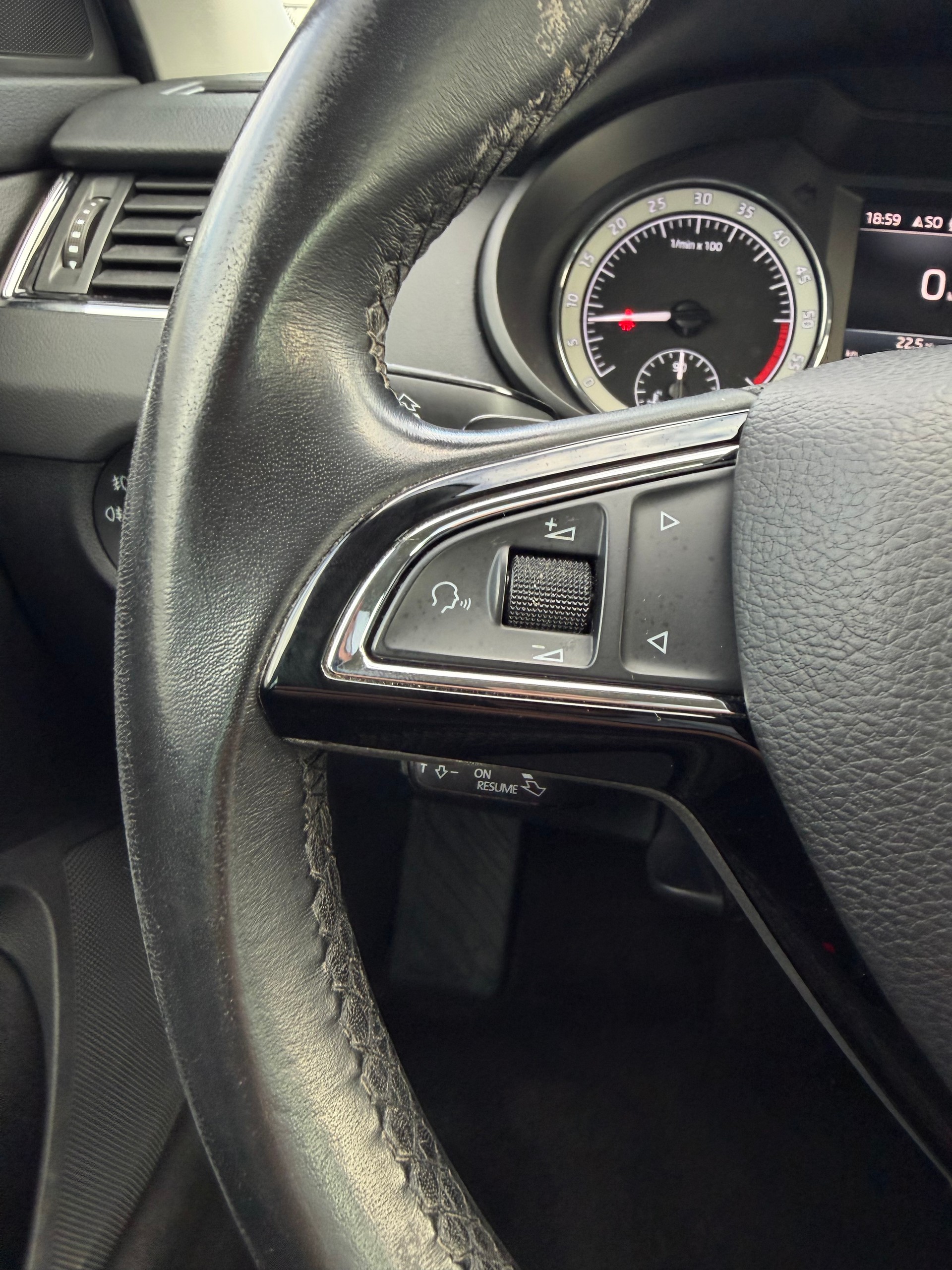 SKODA Octavia Combi 2.0 TDI Ambition DSG-image-14