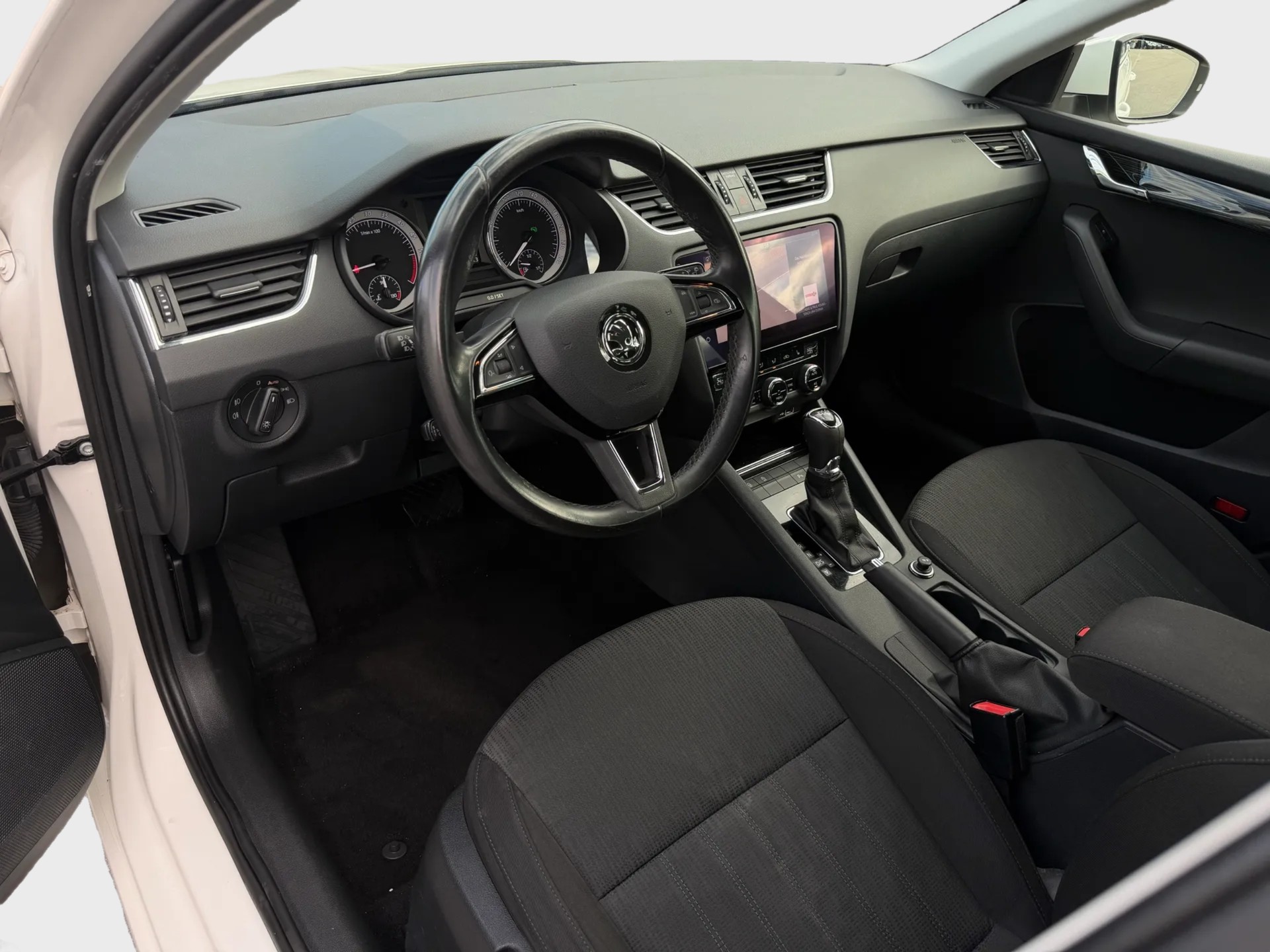 SKODA Octavia Combi 2.0 TDI Ambition DSG-image-10
