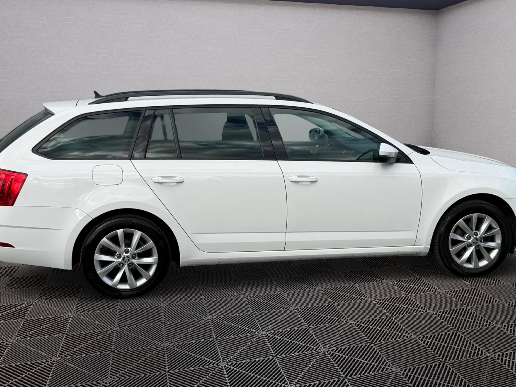 SKODA Octavia Combi 2.0 TDI Ambition DSG-image-6