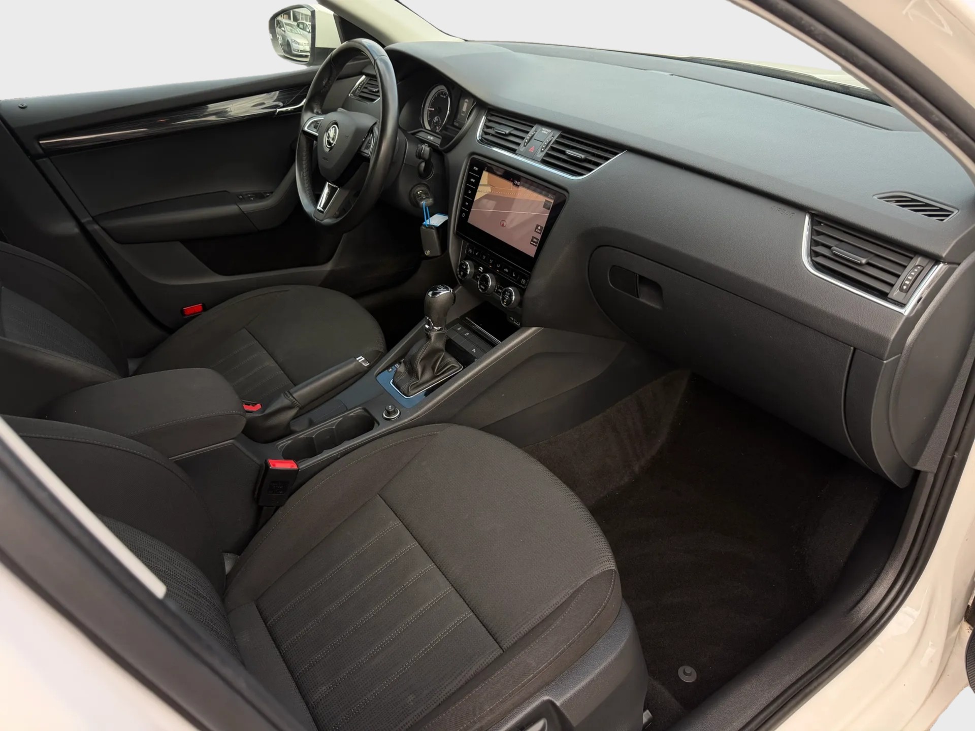 SKODA Octavia Combi 2.0 TDI Ambition DSG-image-11
