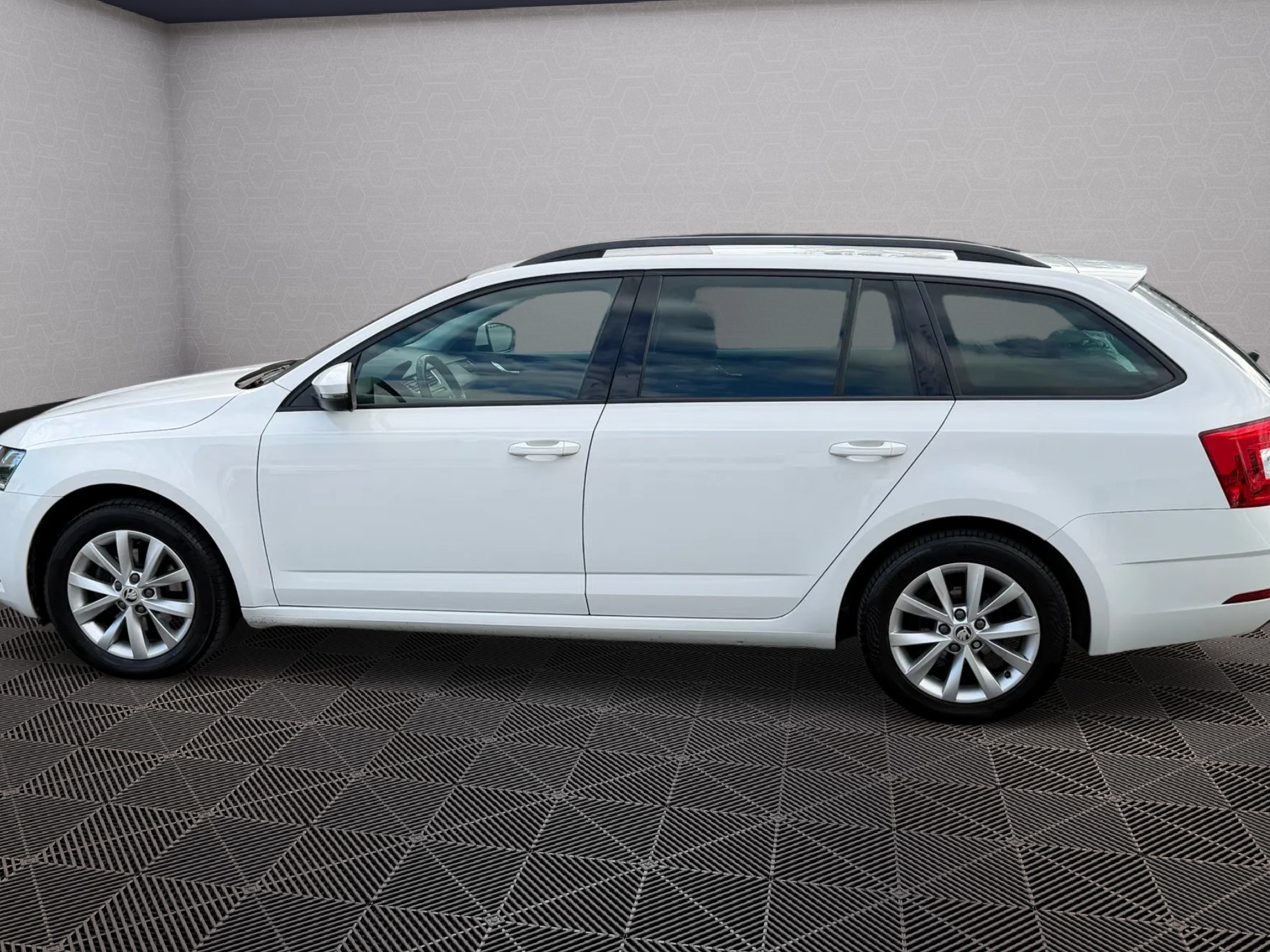 SKODA Octavia Combi 2.0 TDI Ambition DSG-image-7