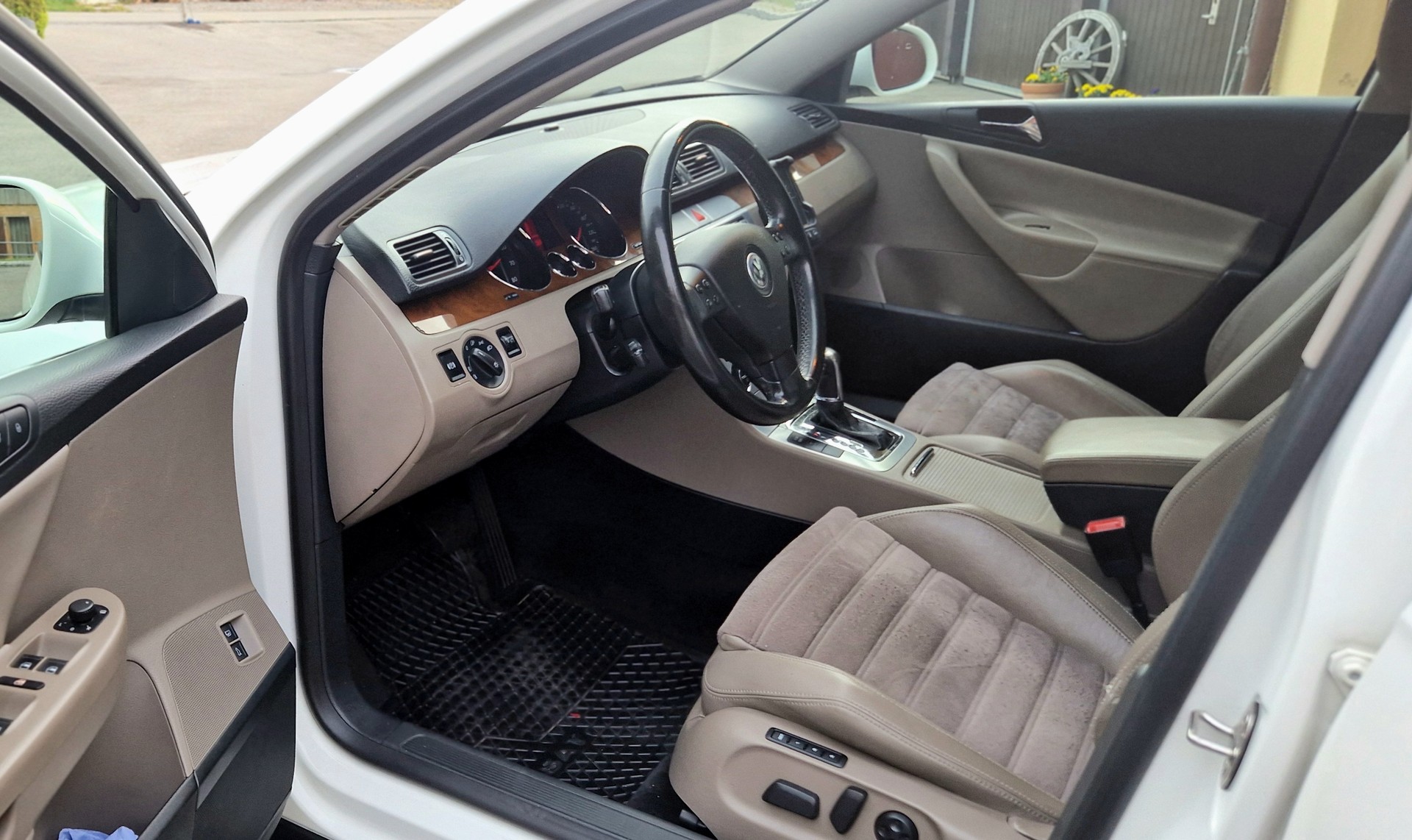 VW Passat Variant 3.2 V6 FSI Highline 4Motion-image-5