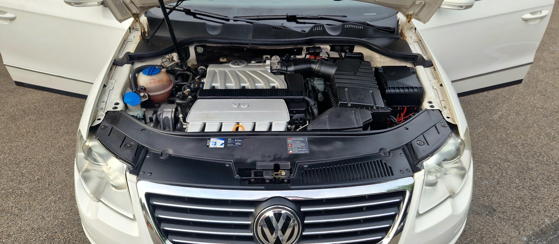VW Passat Variant 3.2 V6 FSI Highline 4Motion-image-12