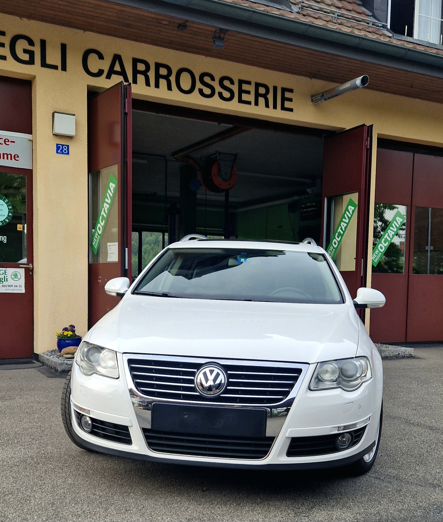 VW Passat Variant 3.2 V6 FSI Highline 4Motion-image-0