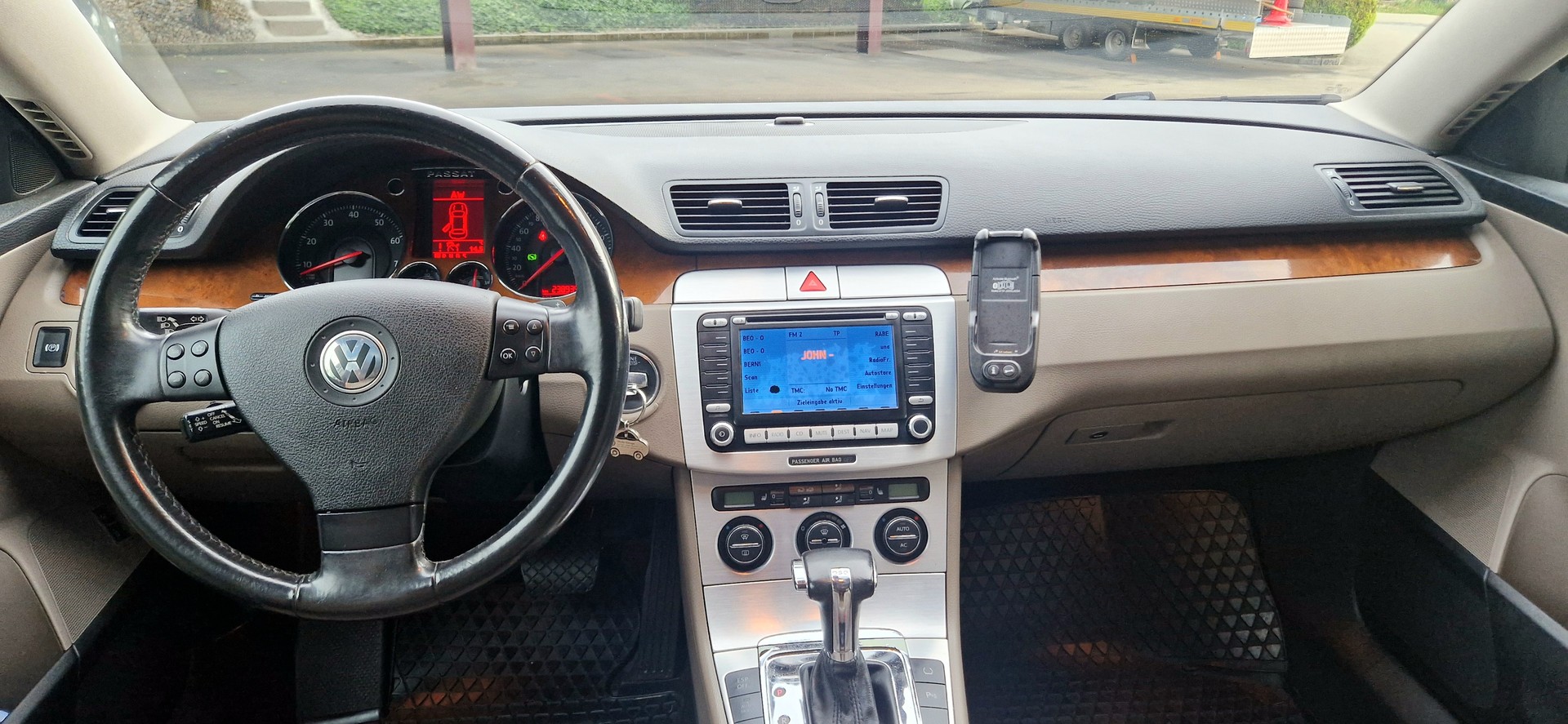 VW Passat Variant 3.2 V6 FSI Highline 4Motion-image-10