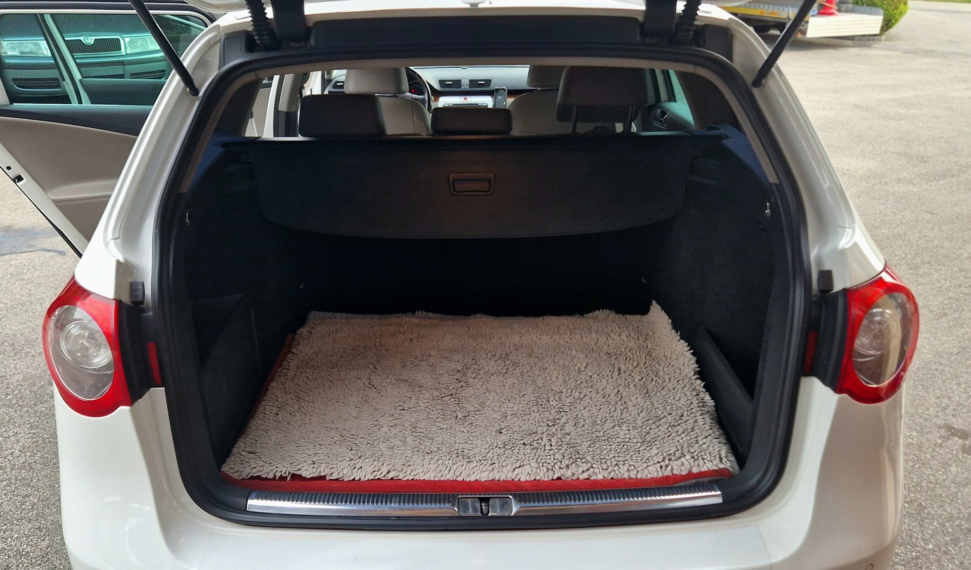 VW Passat Variant 3.2 V6 FSI Highline 4Motion-image-7