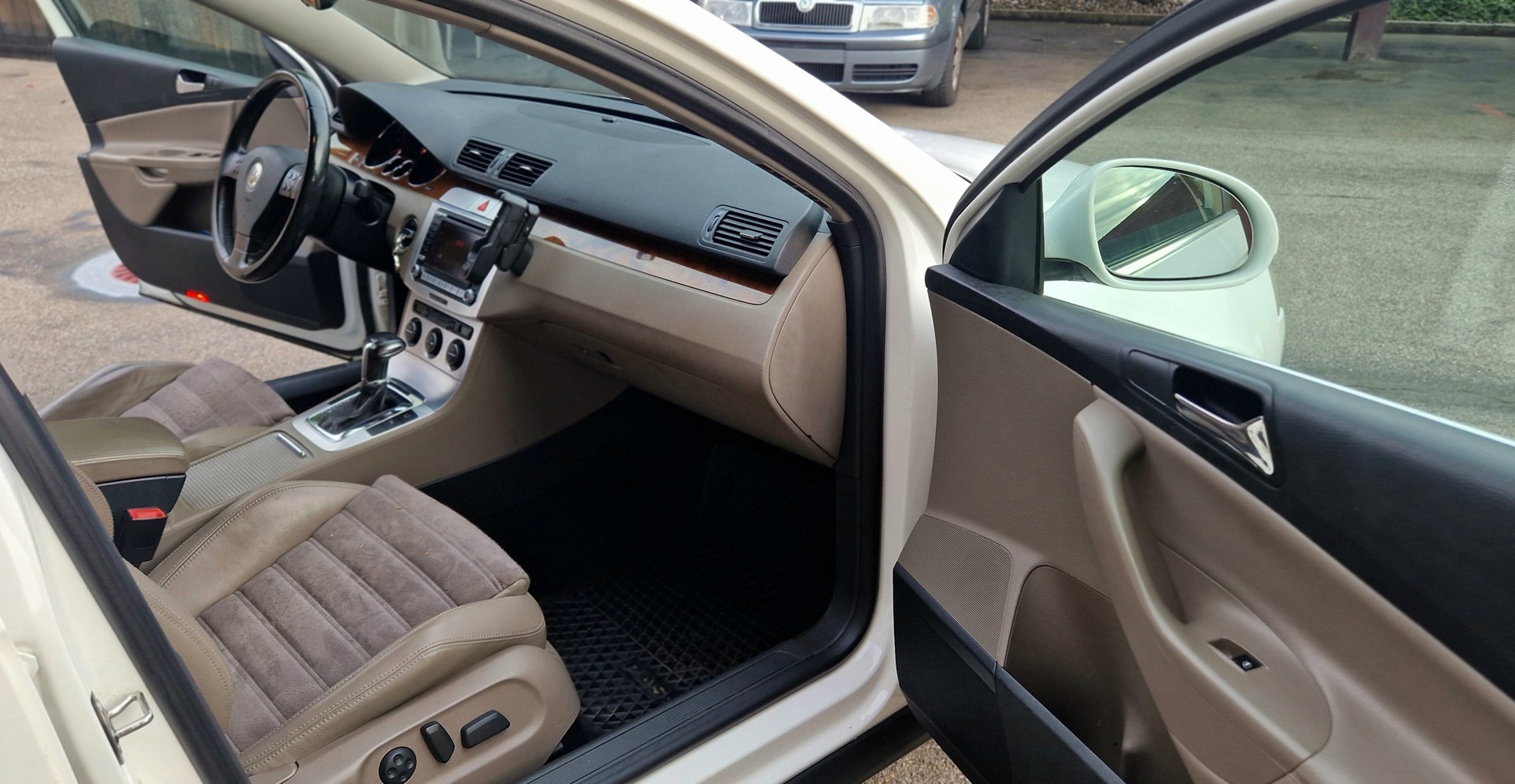 VW Passat Variant 3.2 V6 FSI Highline 4Motion-image-8