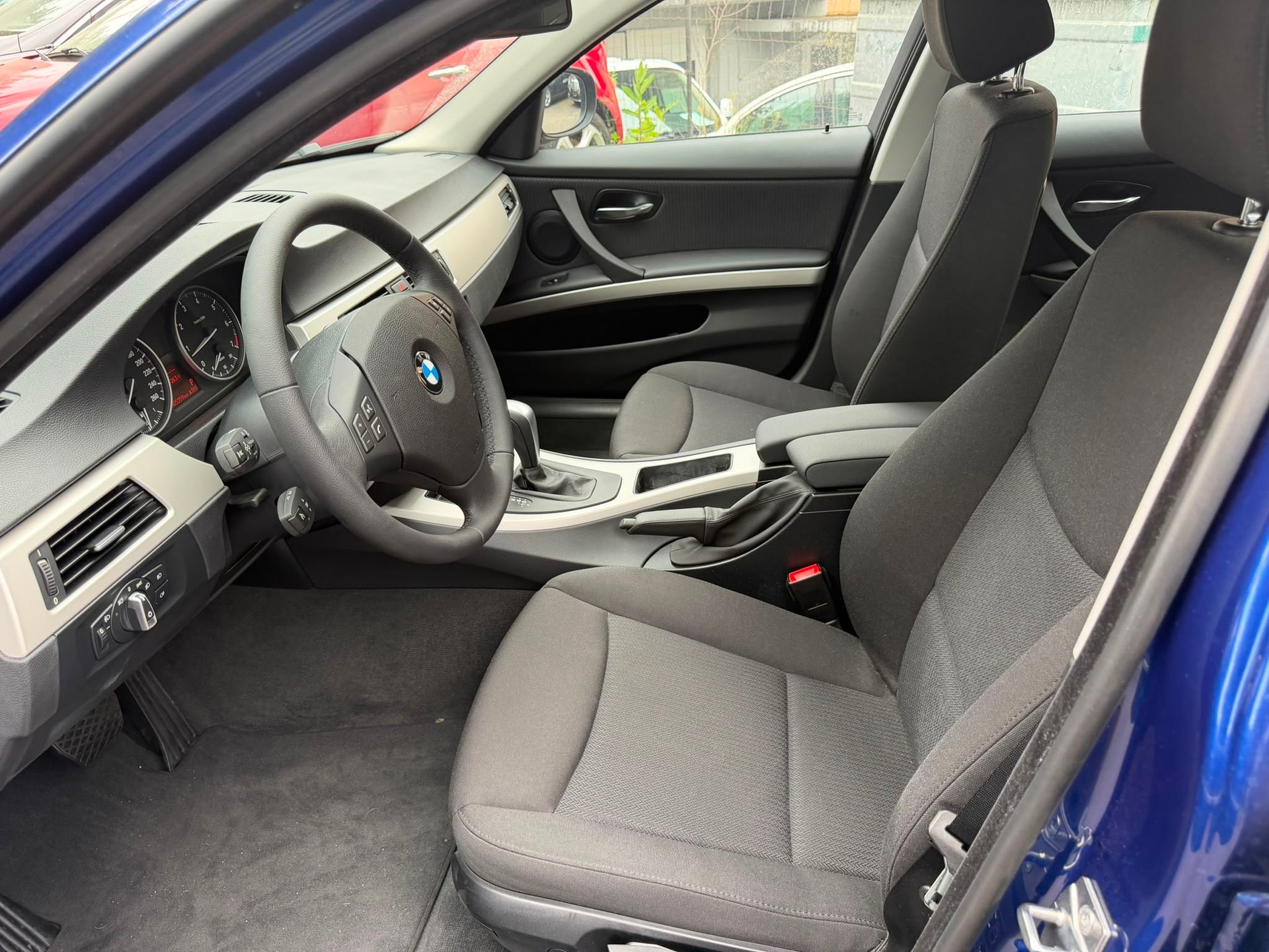BMW 318i Steptronic-image-8