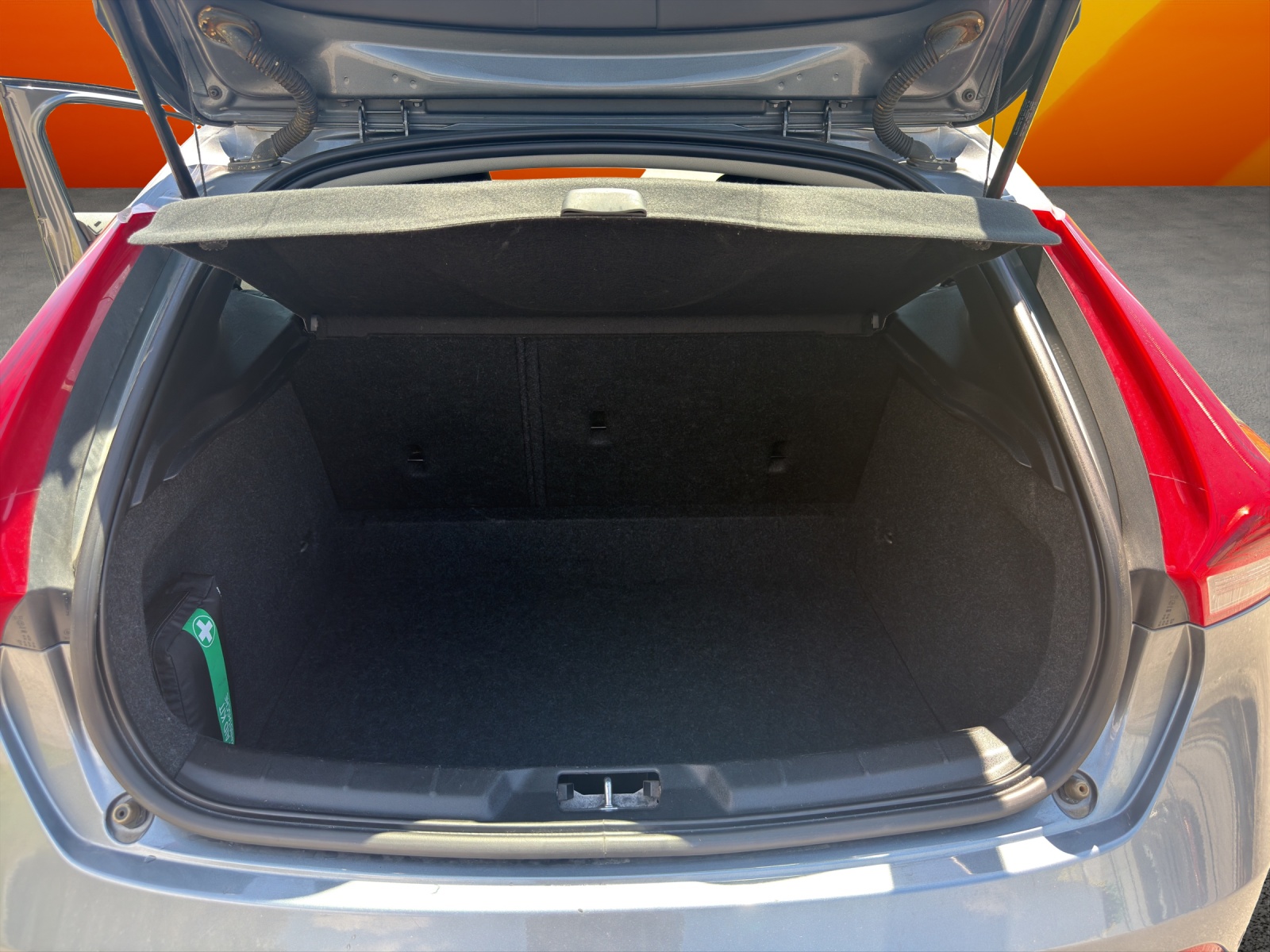 VOLVO V40 D3-image-12