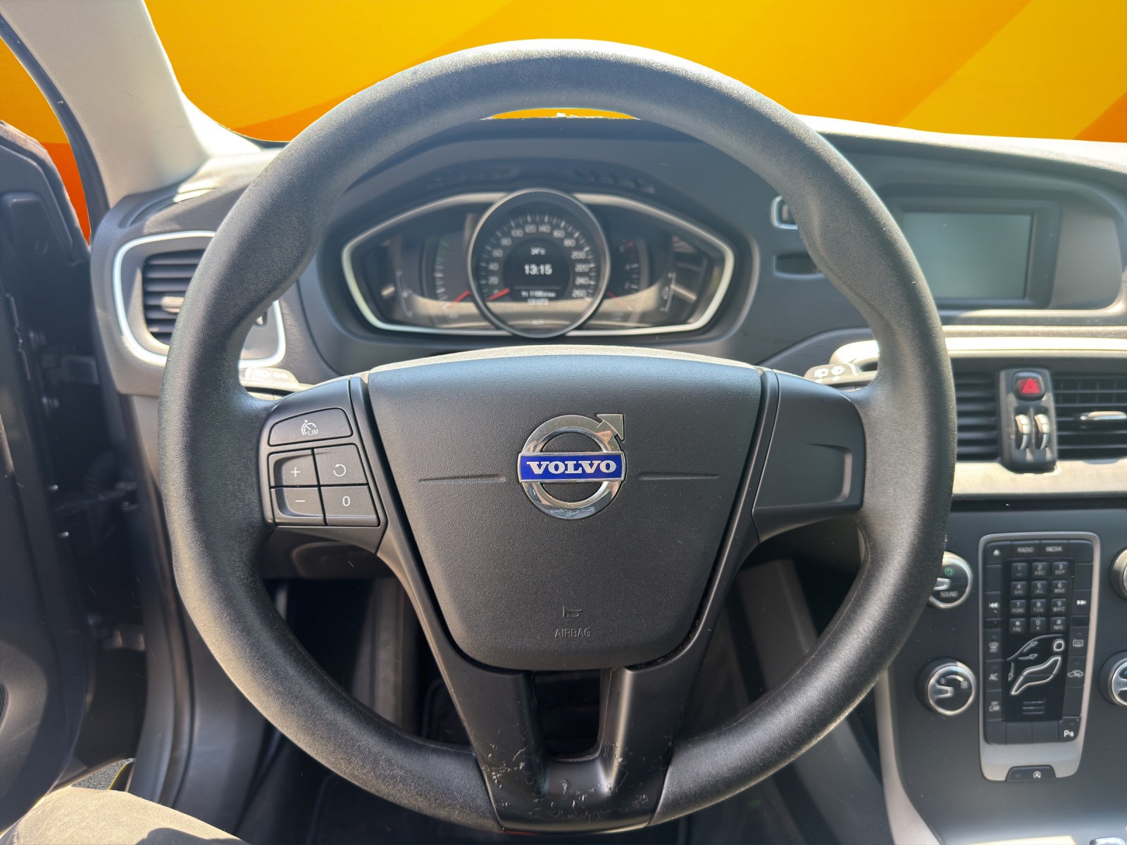VOLVO V40 D3-image-10