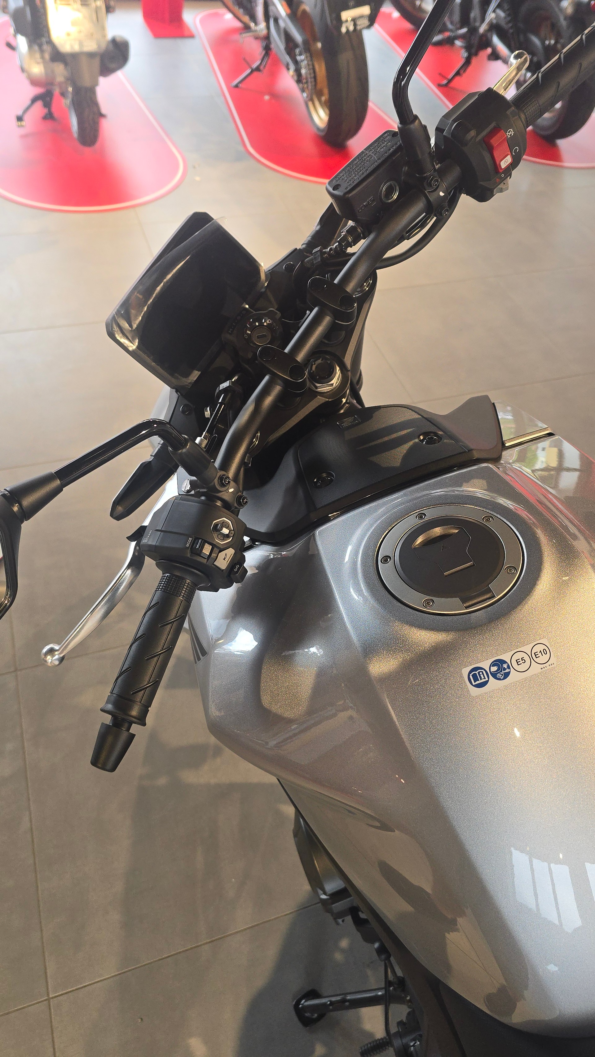 HONDA CB 750 Hornet-image-11