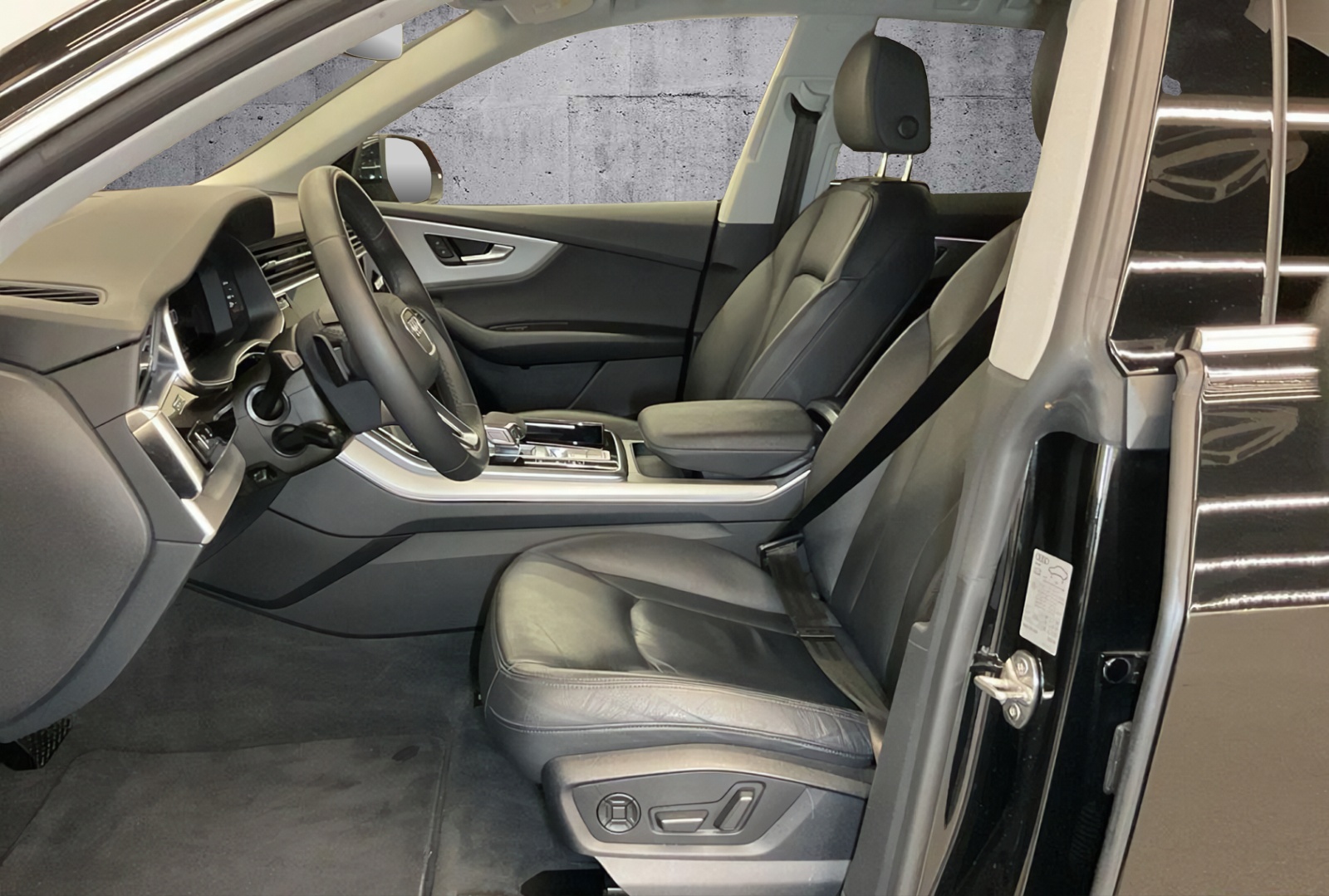AUDI Q8 55 TFSI quattro tiptronic-image-3