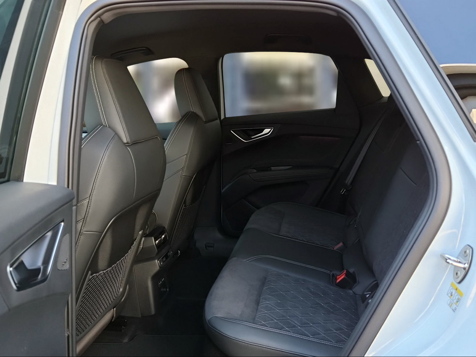 AUDI Q4 Sportback e-tron quattro performance Edition Swiss Ski Gletscherweiss Metallic-image-9