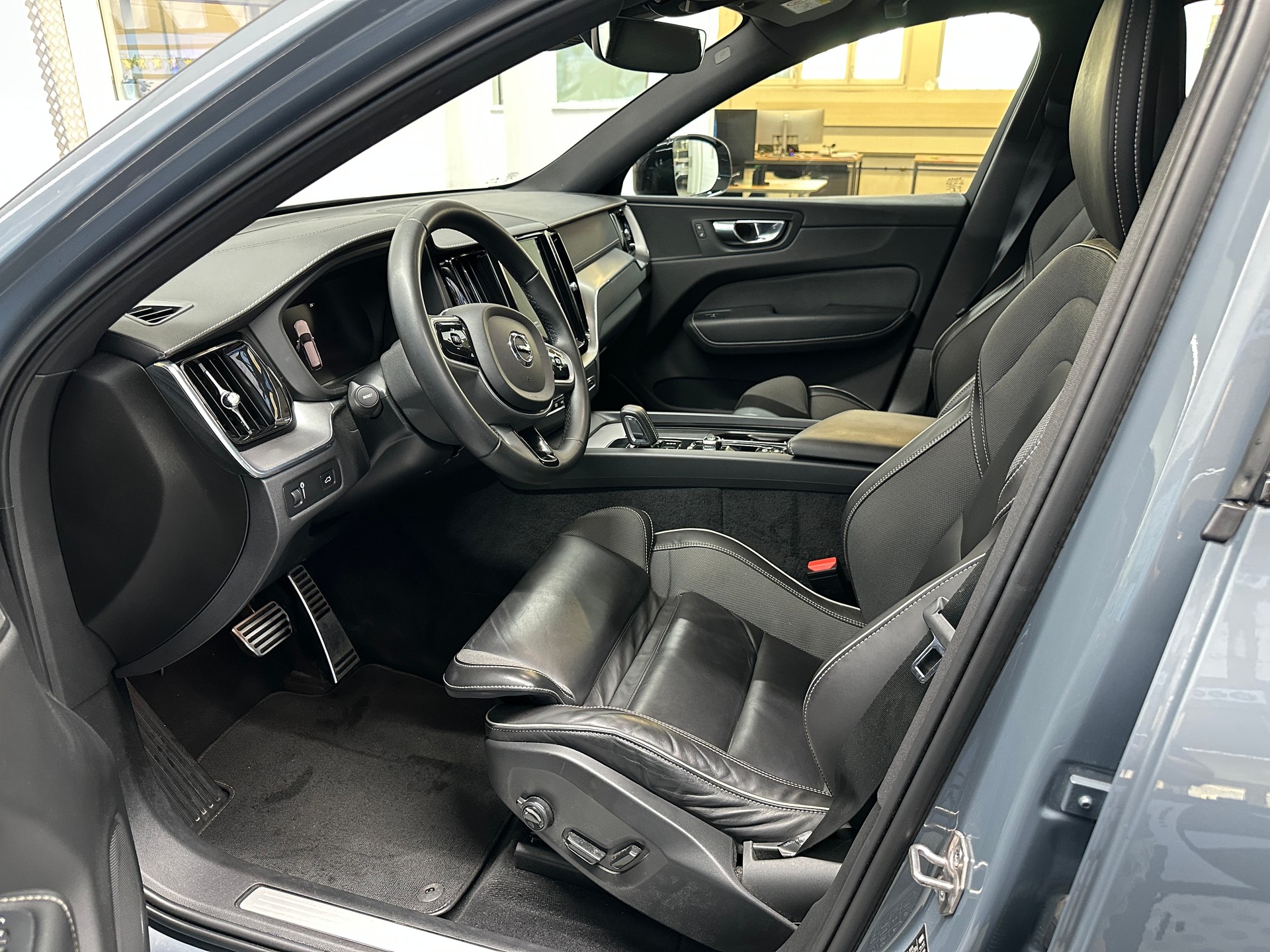 VOLVO XC60 B5 Diesel Mild Hybrid AWD R-Design Geartronic-image-7