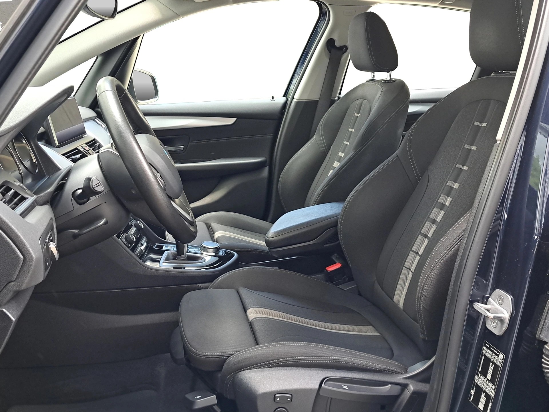 BMW 220i Active Tourer DKG *Anhängerkupplung*-image-7