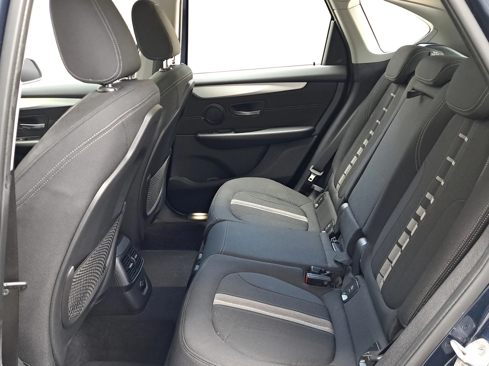 BMW 220i Active Tourer DKG *Anhängerkupplung*-image-8