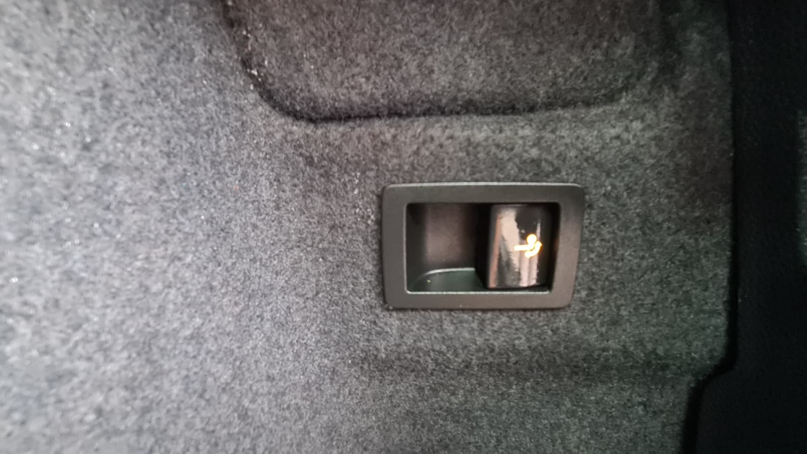 SKODA Karoq 2.0 TDI CR Ambition 4x4 DSG ** Gr-Navi ** RF-Kamera ** Anh-Kupplung ** Totwinkel-Assist ** Frisch Ab MFK & Service **-image-10