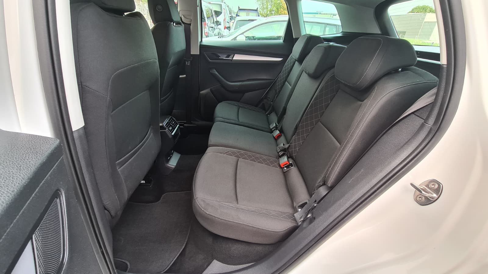 SKODA Karoq 2.0 TDI CR Ambition 4x4 DSG ** Gr-Navi ** RF-Kamera ** Anh-Kupplung ** Totwinkel-Assist ** Frisch Ab MFK & Service **-image-19