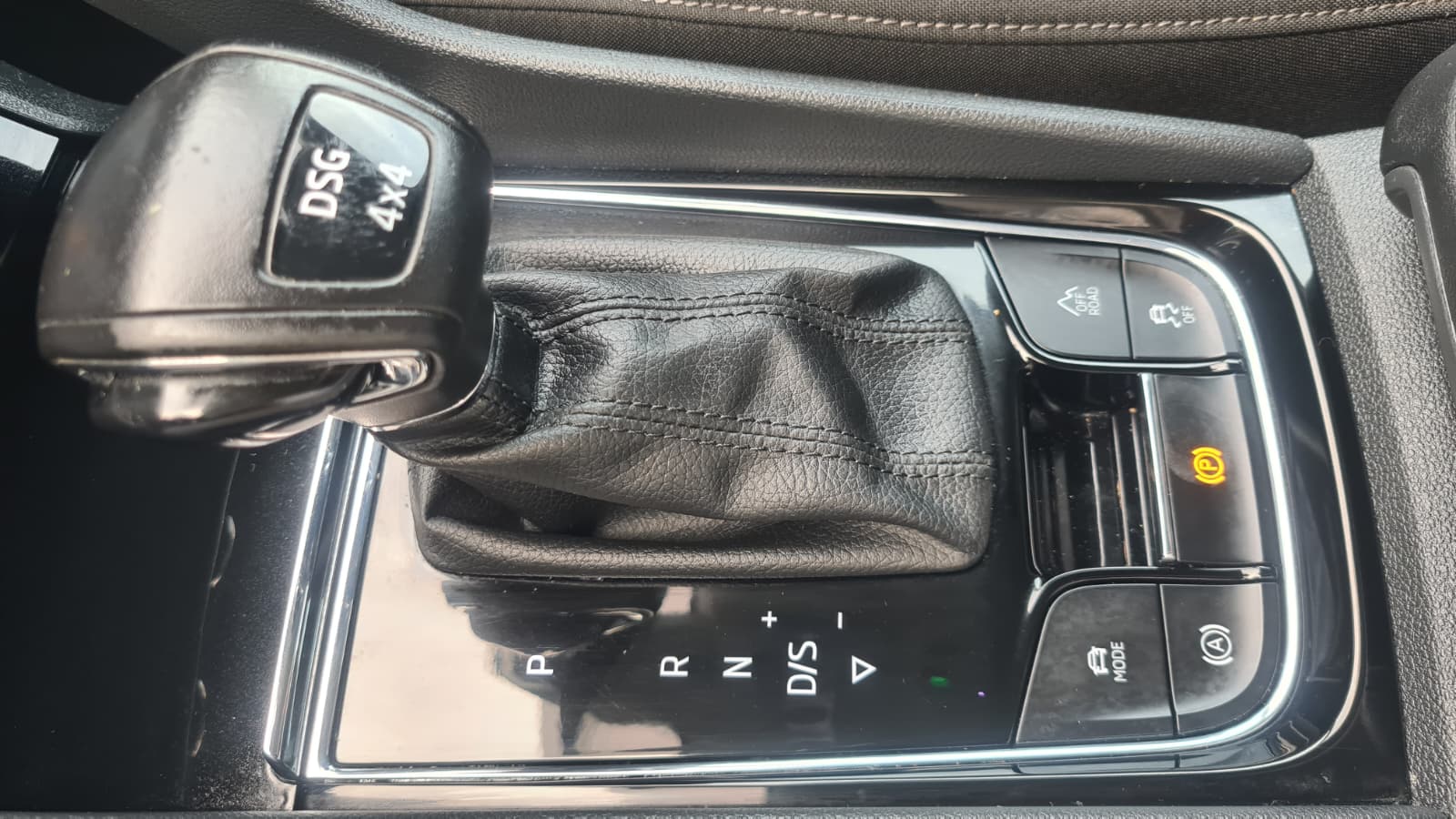 SKODA Karoq 2.0 TDI CR Ambition 4x4 DSG ** Gr-Navi ** RF-Kamera ** Anh-Kupplung ** Totwinkel-Assist ** Frisch Ab MFK & Service **-image-15