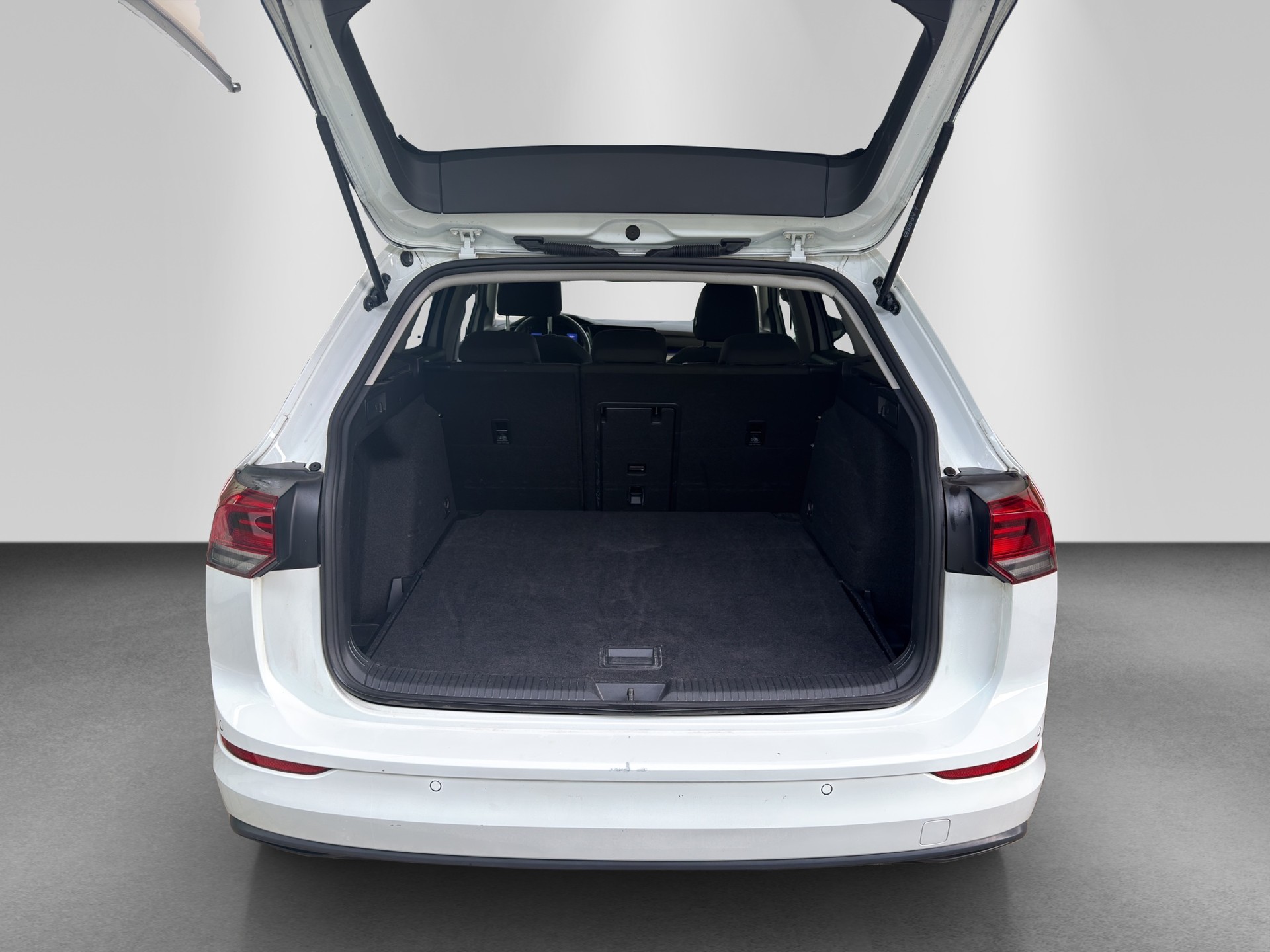 VW Golf Variant 2.0 TDI Life DSG-image-15