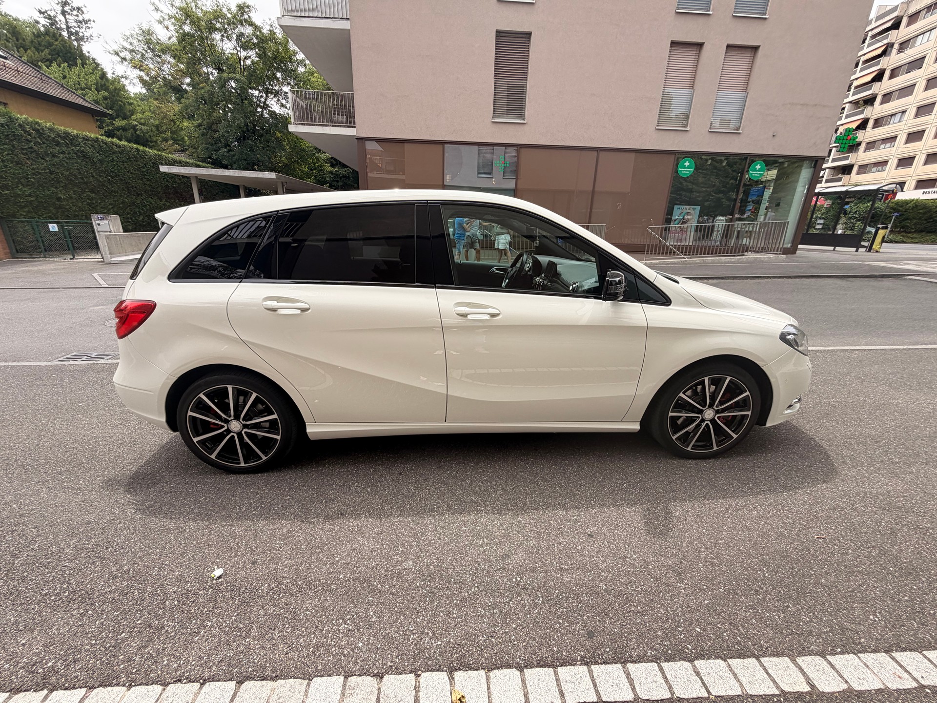 MERCEDES-BENZ B 250-image-2