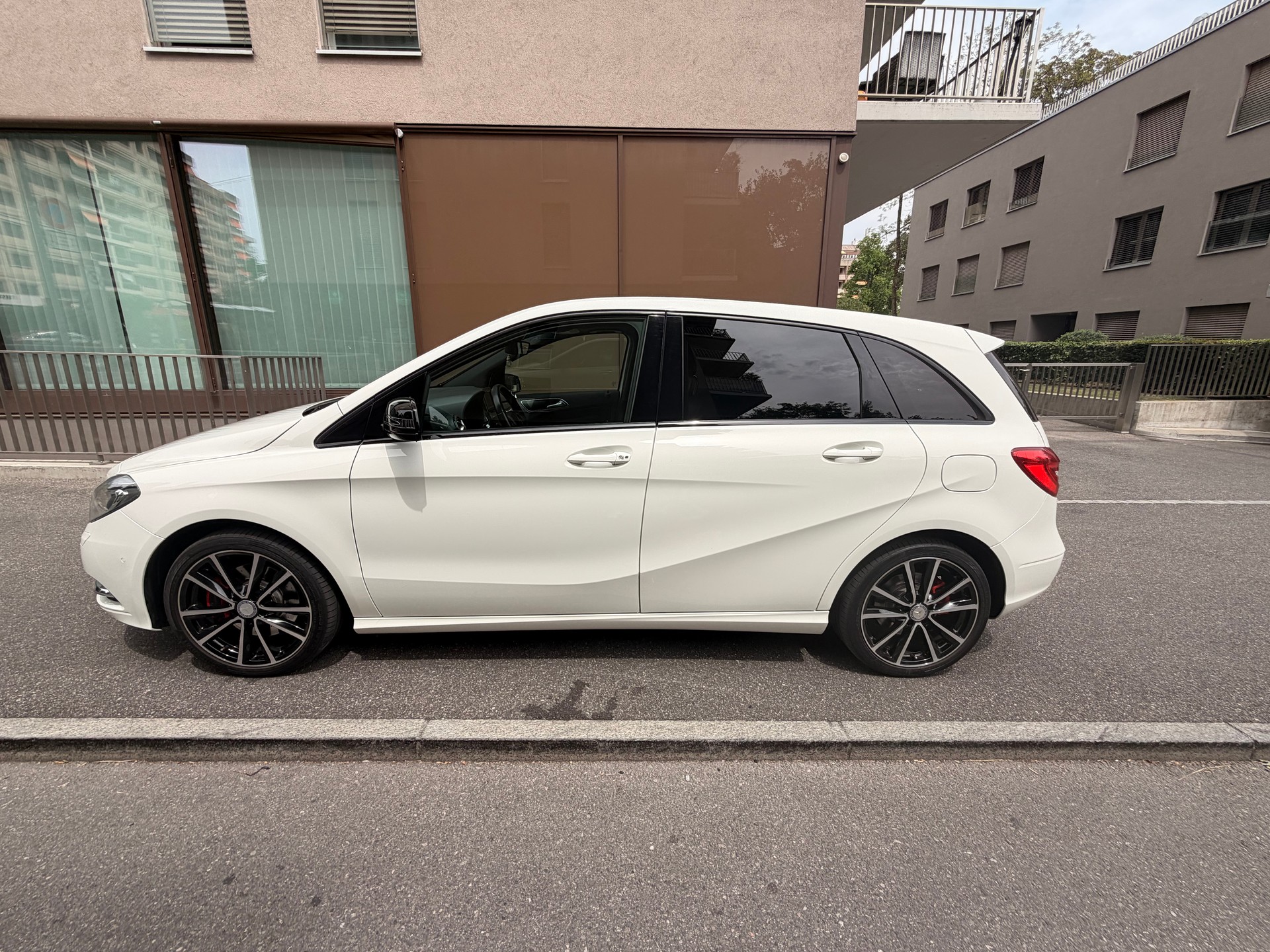 MERCEDES-BENZ B 250-image-1
