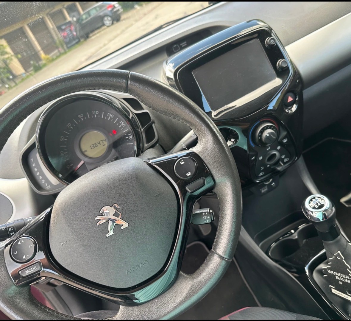 PEUGEOT 108 1.2 VTi Allure-image-9