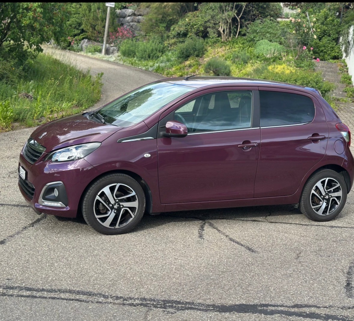 PEUGEOT 108 1.2 VTi Allure-image-1
