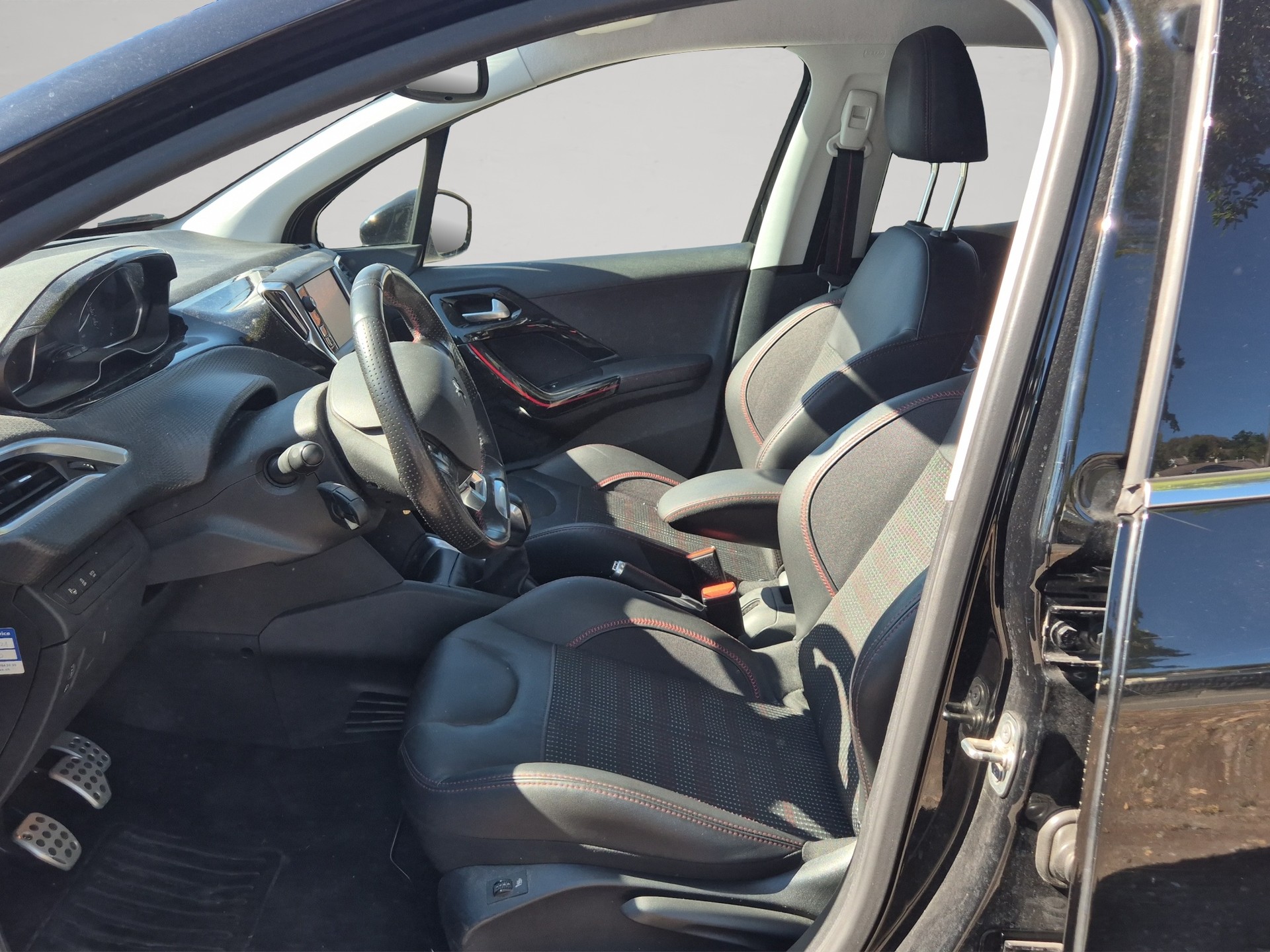 PEUGEOT 208 1.2 PureTech GT Line-image-9