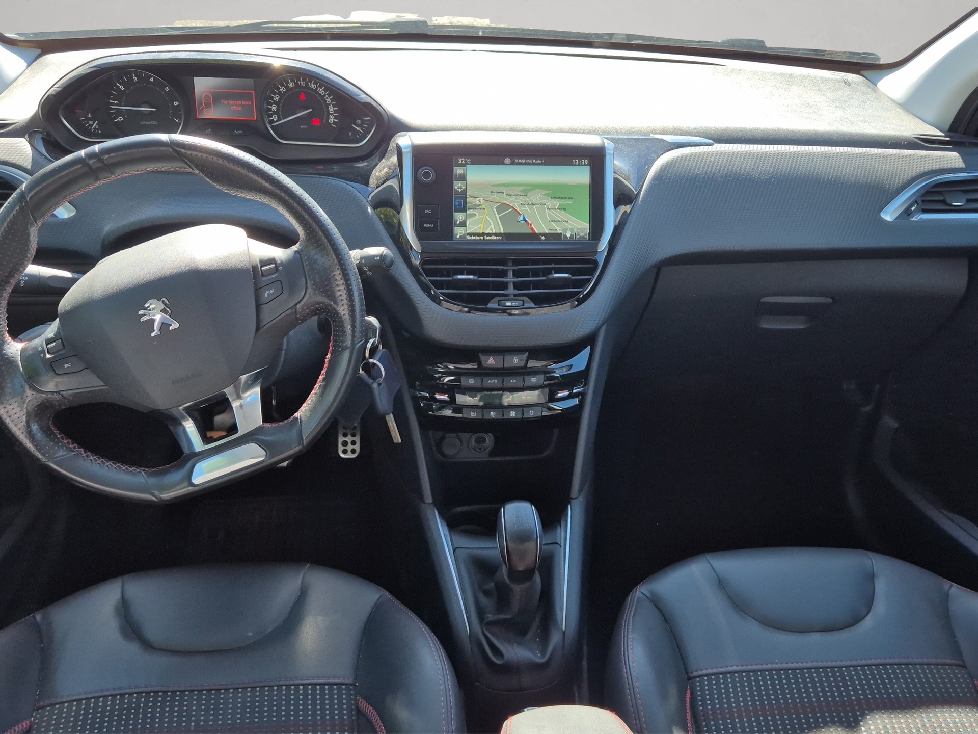 PEUGEOT 208 1.2 PureTech GT Line-image-11