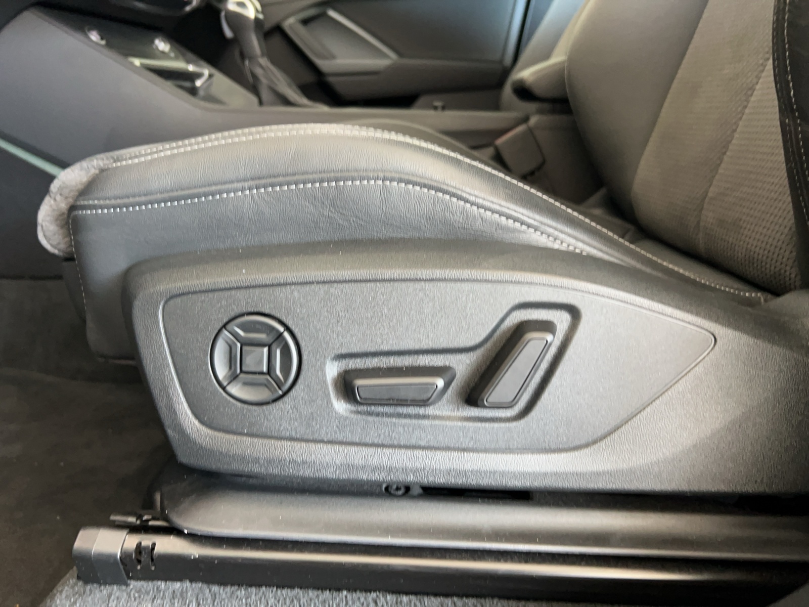 AUDI Q3 40 TFSI S line quattro S-tronic-image-19