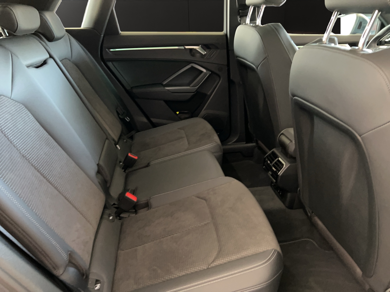 AUDI Q3 40 TFSI S line quattro S-tronic-image-16
